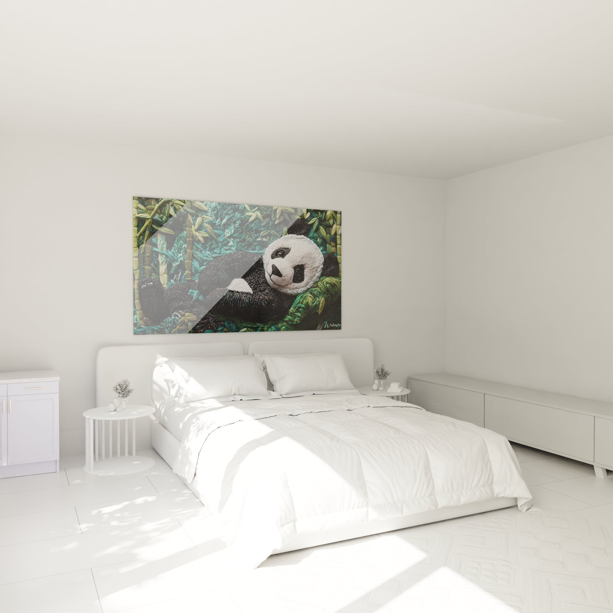 Un tableau panda style crochet montrant un animal détaillé au repos dans une forêt de bambou, réalisé avec des fils noirs, blancs et turquoise entrelacés formant des textures variées qui reproduisent fidèlement le pelage doux et les bambous structurés.
