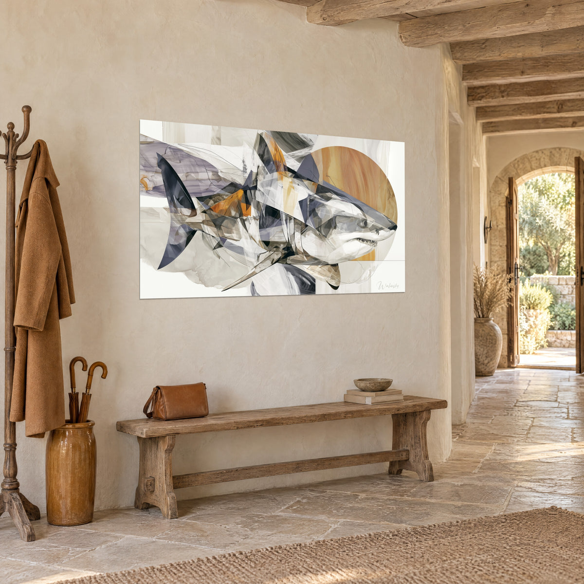 Tableau squale cubiste aux éclats ardoise et orange brûlé, vu de trois quarts sur un mur crépi, banc en bois et manteau