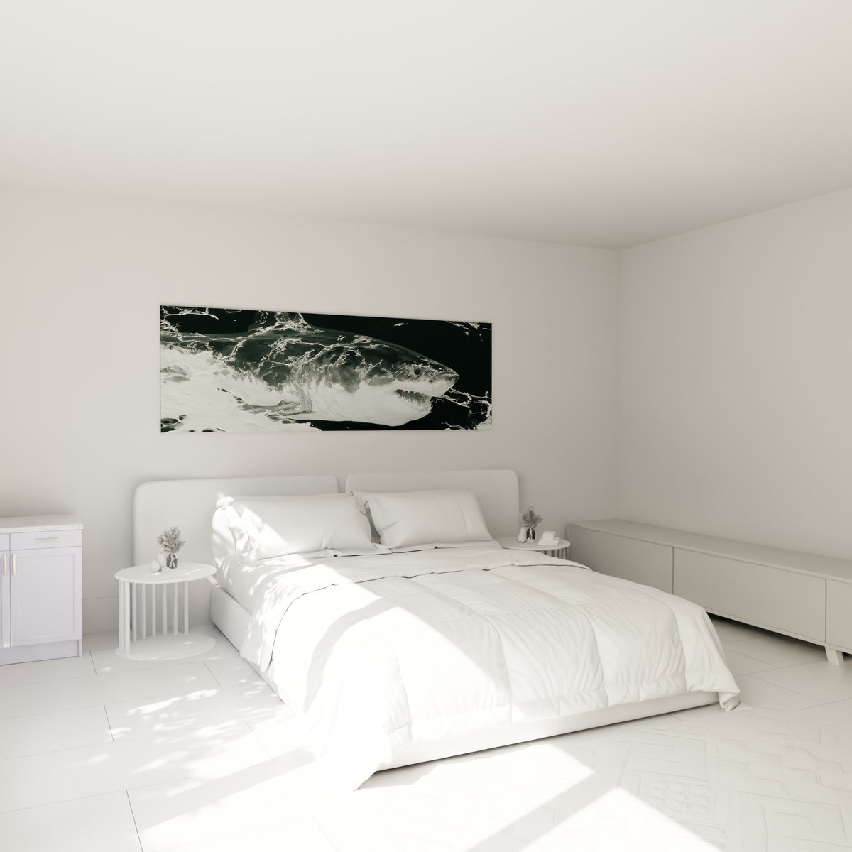 Mâchoire entrouverte, corps anthracite et blanc du requin, au-dessus d'un lit dans une chambre claire