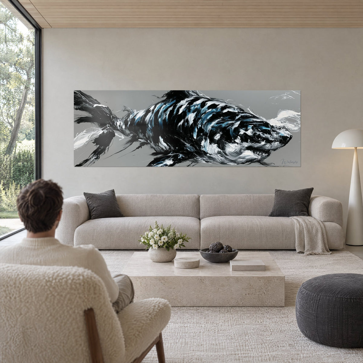 Quadro squalo nero che fende l'acqua, toni blu navy e bianco perlato, bocca socchiusa, sopra un divano in un soggiorno luminoso