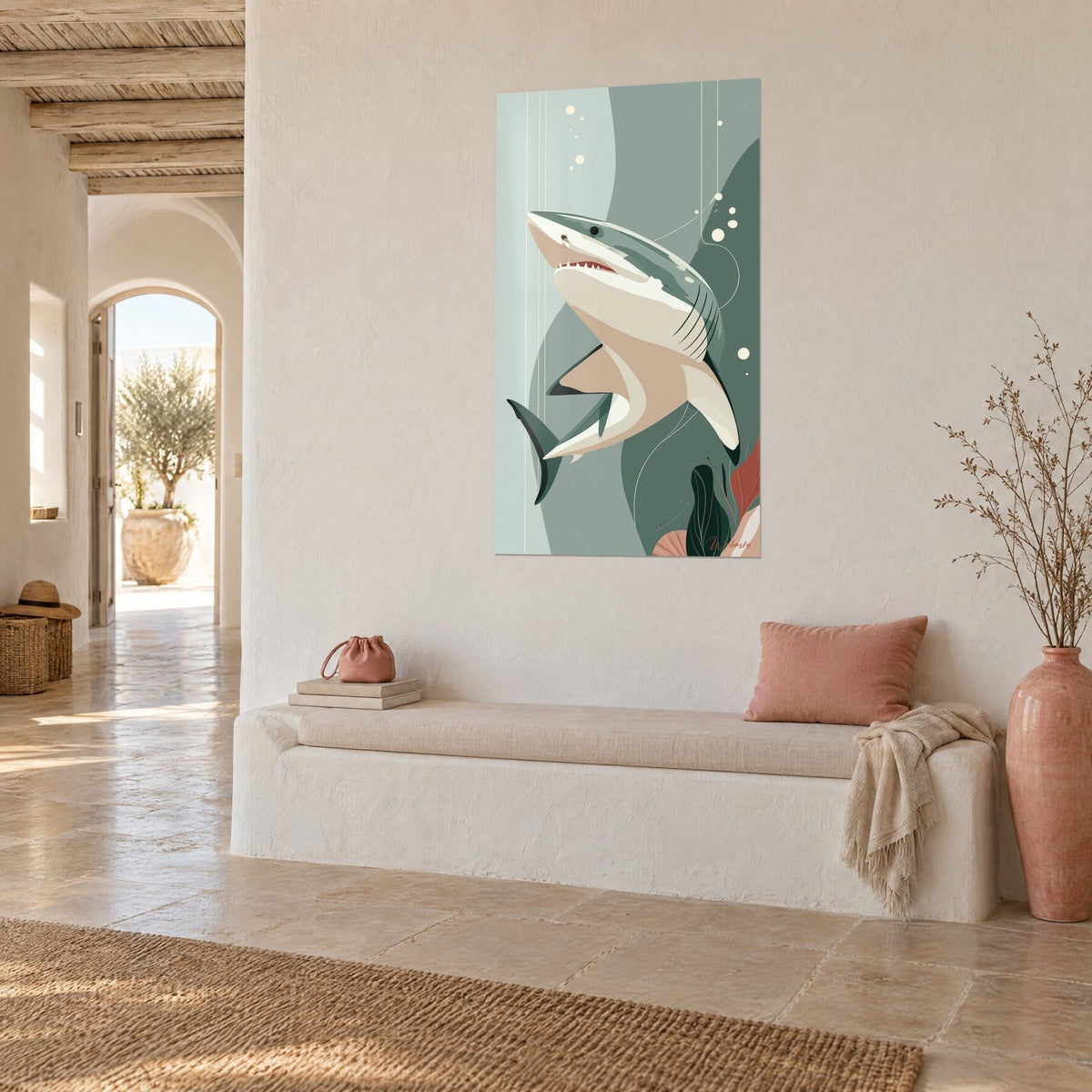 Gemälde eines Haies mit roten Zähnen, cremefarbenem Bauch und salbeigrünem Rücken, an einer weißen Wand neben einer hellen Sitzbank in einem mediterranen Haus