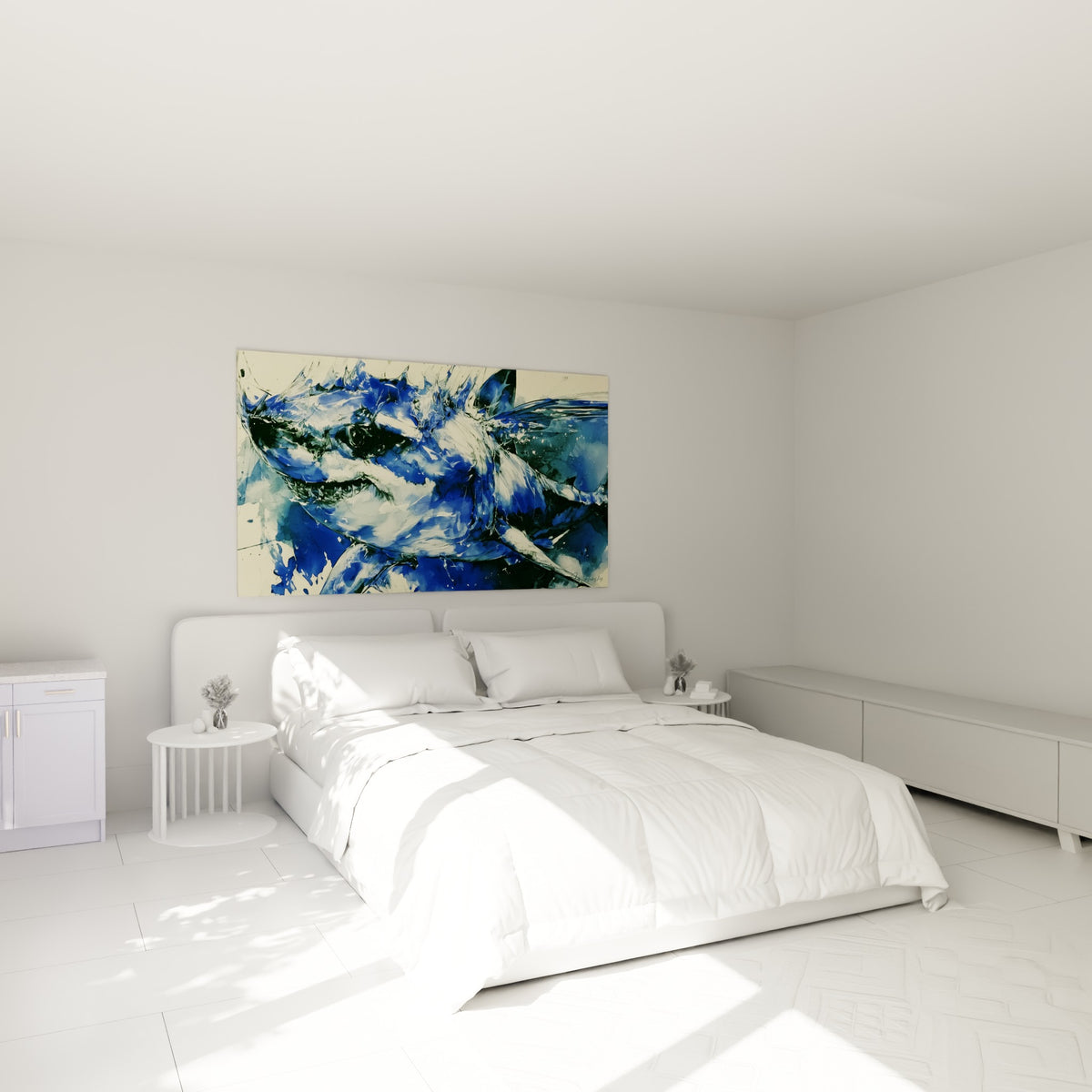 Prédateur marin bleu marine et anthracite représenté en aquarelle, accroché au-dessus d'un lit dans une chambre claire