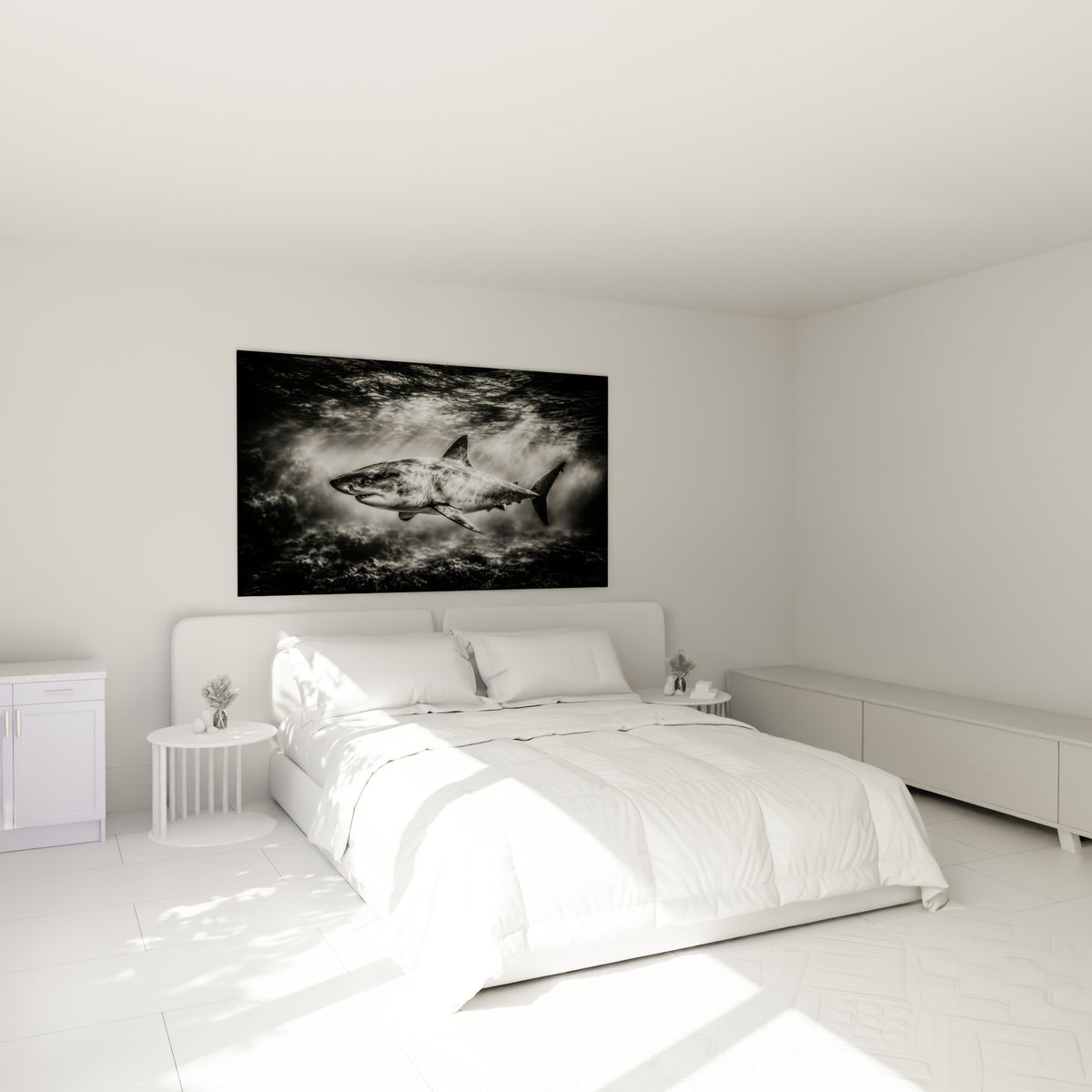 Requin gris et noir glissant dans l'eau sombre, au-dessus d'un lit dans une chambre claire