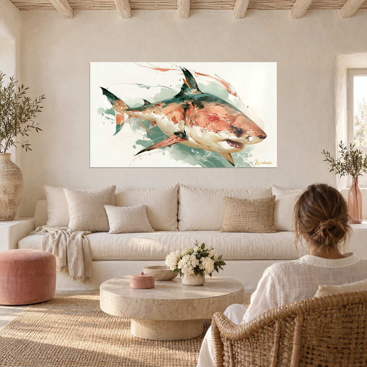 Tableau requin blanc à l'aquarelle corail et vert amande, éclaboussures fluides, une femme de dos, au-dessus d'un canapé dans un salon lumineux