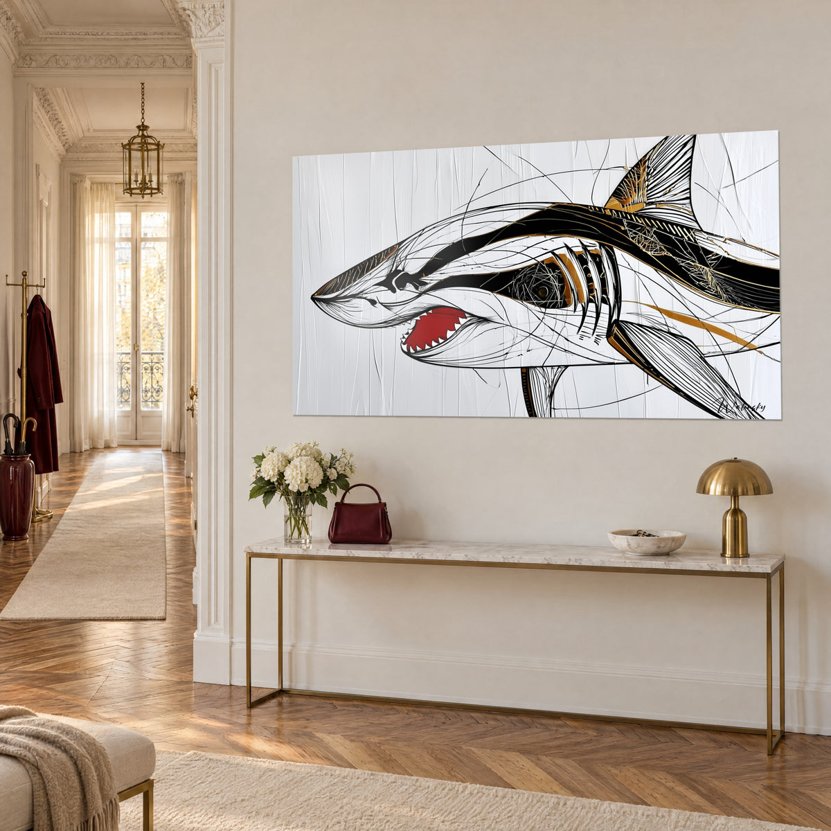 Tableau squale stylisé aux coulures dorées, dos noir et ventre blanc, accroché sur un mur beige au-dessus d'une console dorée, vue de trois-quarts