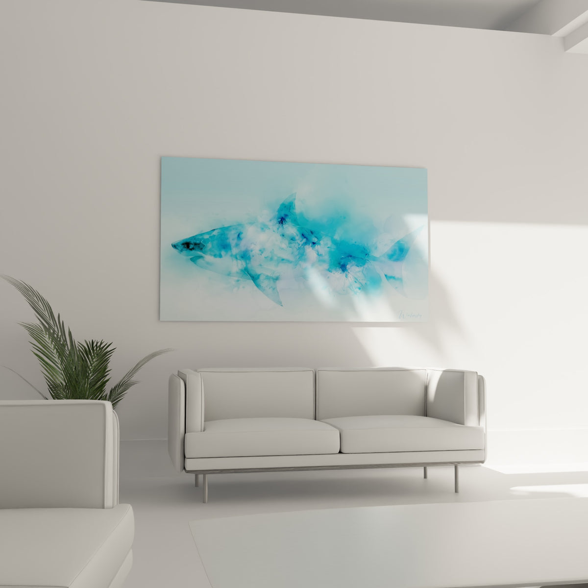 Créature marine bleu pastel et anthracite en aquarelle suspendue au-dessus d'un canapé dans un salon lumineux