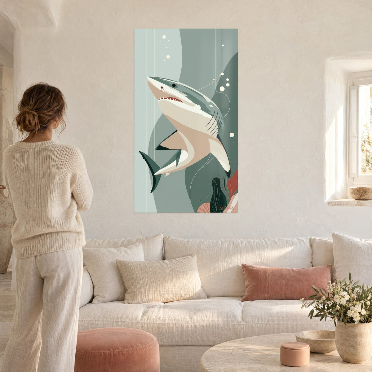 Gemälde eines stilisierten Hais in Salbeigrün und Sandton, aufsteigend zur Wasseroberfläche, Frau von hinten über einem Sofa in einem hellen Wohnzimmer