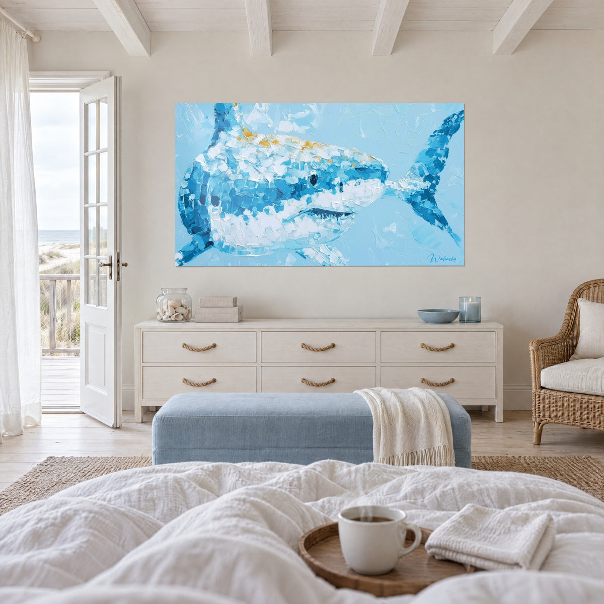 Tableau grand requin bleu turquoise et blanc nacré, dos doré, au-dessus d'un lit dans une chambre claire