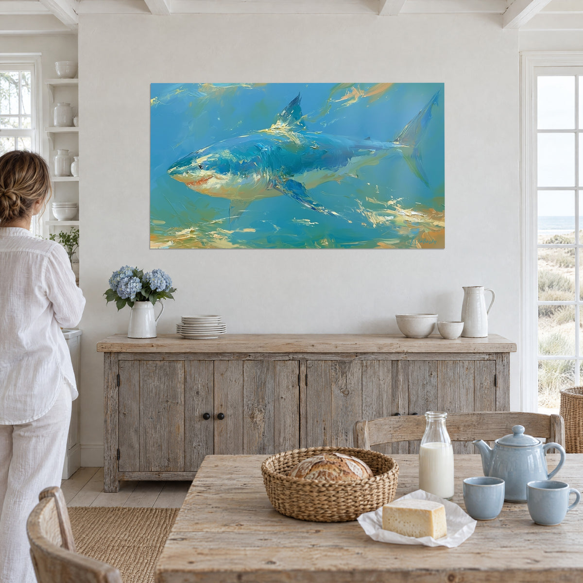 Quadro di un predatore marino dipinto a olio, blu profondo e giallo burro, donna in bianco di spalle in una sala da pranzo