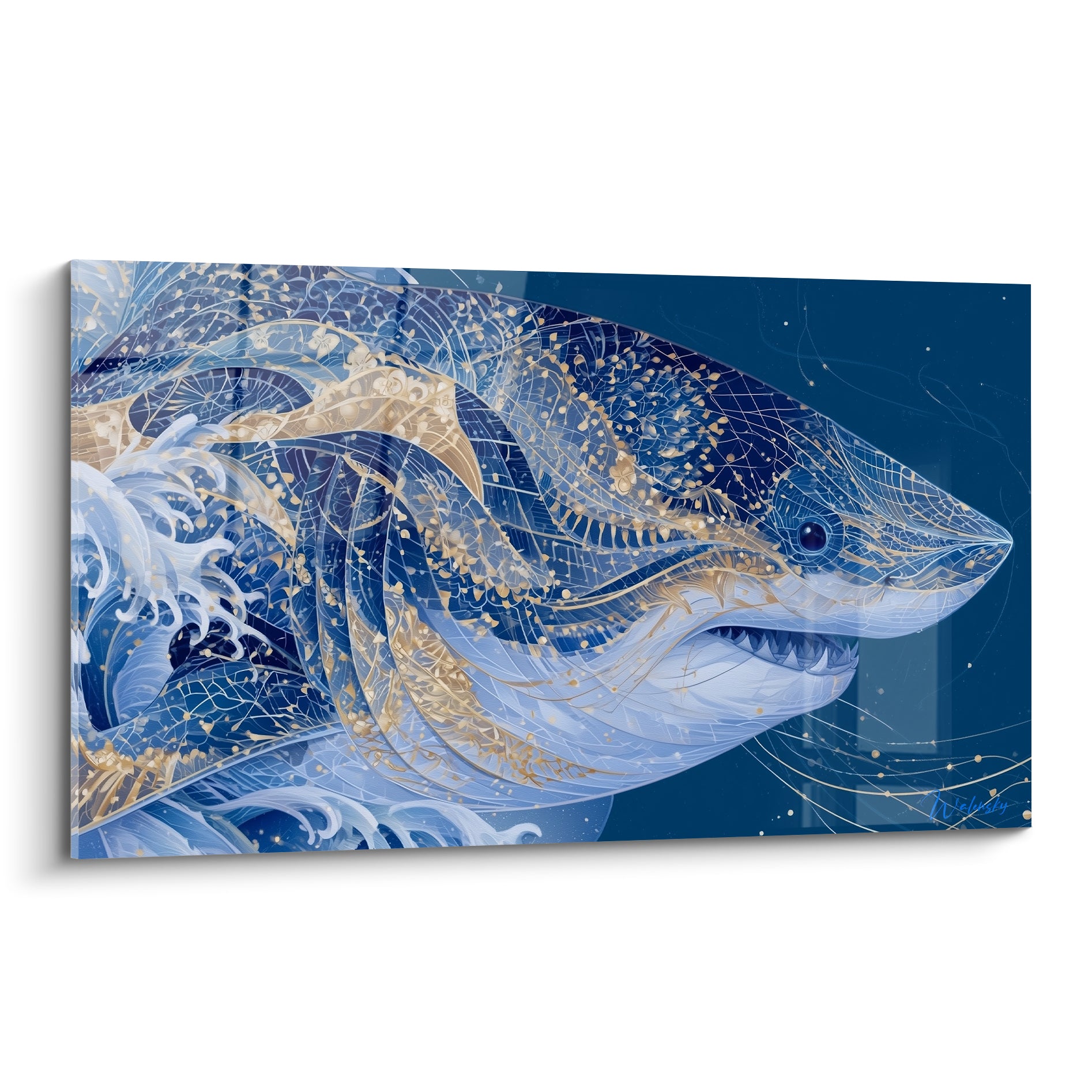 Requin bleu marine paré de motifs dorés ornementaux, mâchoire ouverte, fond bleu nuit profond