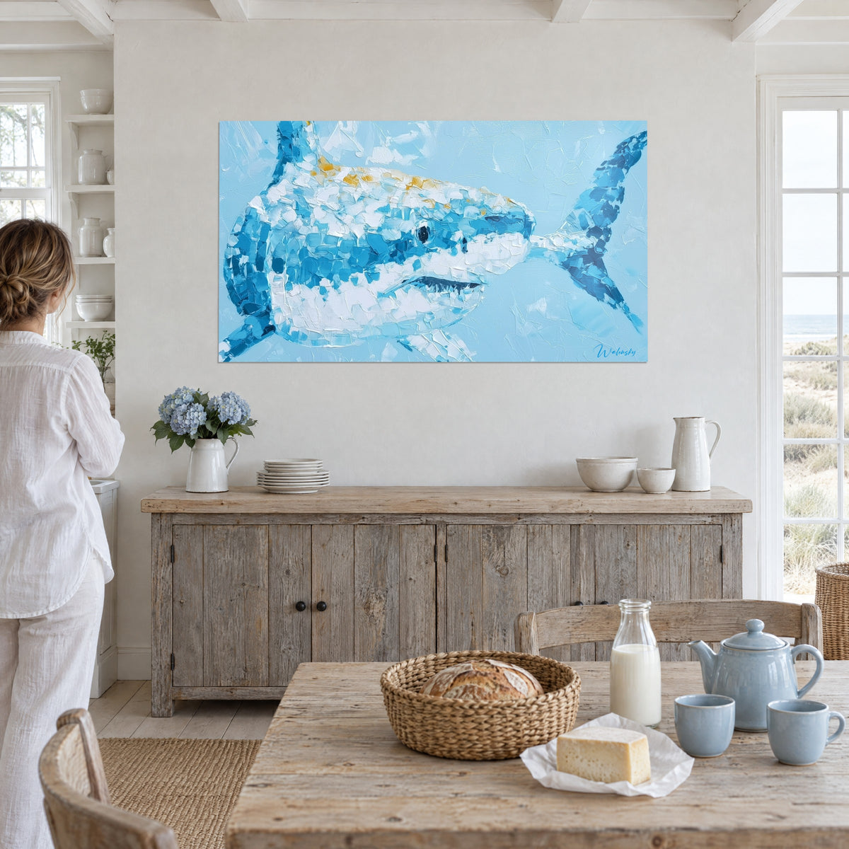 Tableau poisson prédateur aux aplats de bleu glacier et de blanc, nageoire caudale marine, dans une cuisine de bord de mer