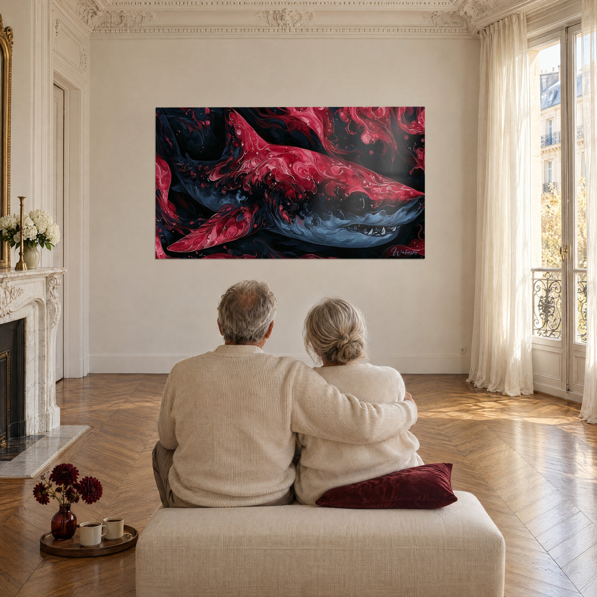 Schilderij felrode haai met zwarte golvingen en leigrijze keel, koppel met de rug naar de kijker innig omarmd op een bank, woonkamer in Haussmann-stijl