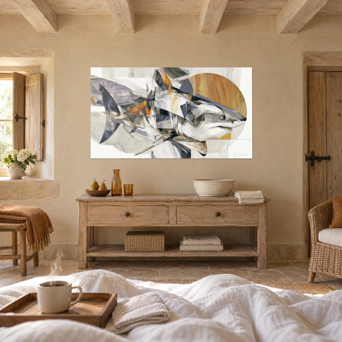 Tableau prédateur marin aux fragments anthracite et safran, mâchoire dentée et disque ambré, au-dessus d'un lit dans une chambre claire