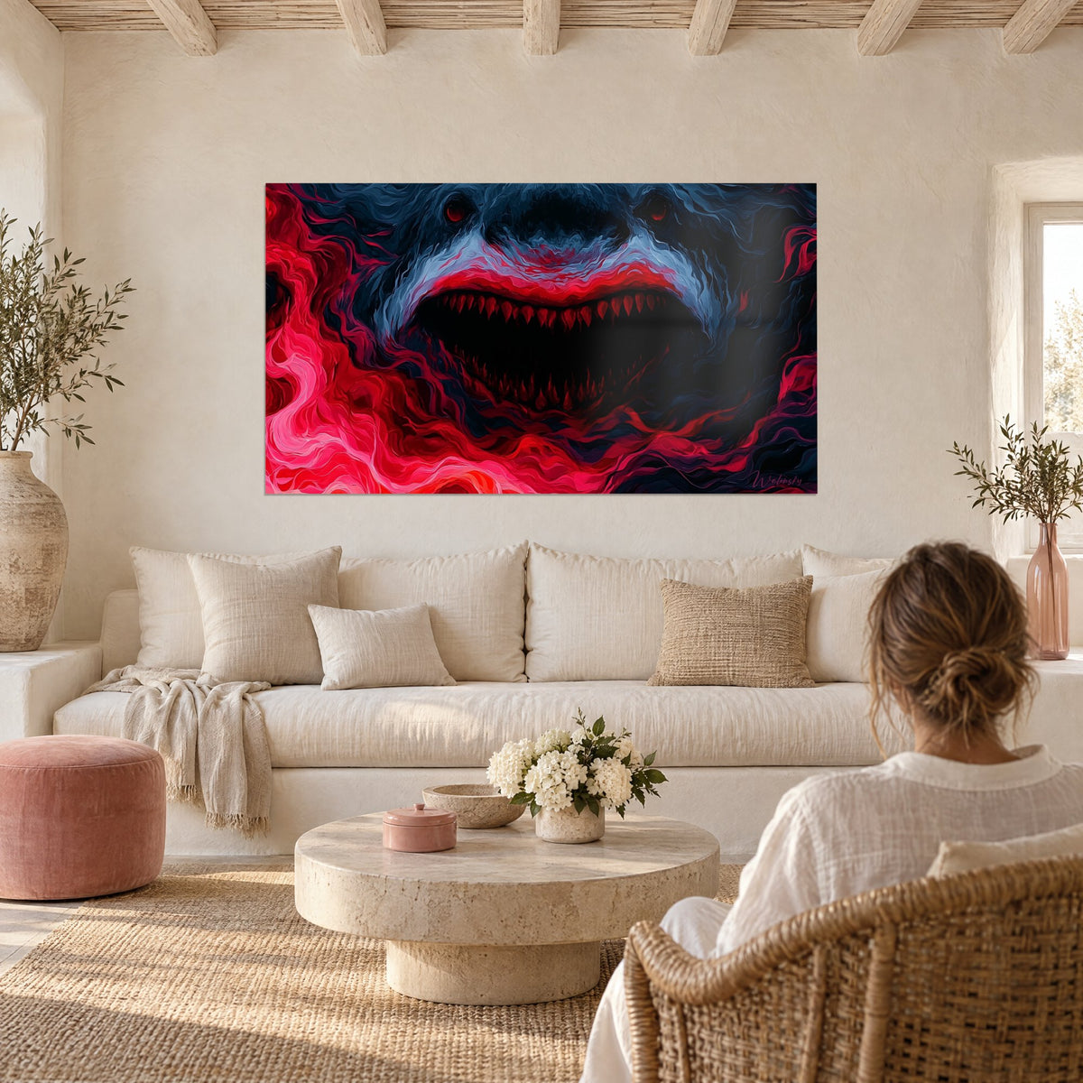 Tableau requin aux dents rouges acérées, tourbillons cramoisis et fond bleu nuit, au-dessus d'un canapé dans un salon lumineux