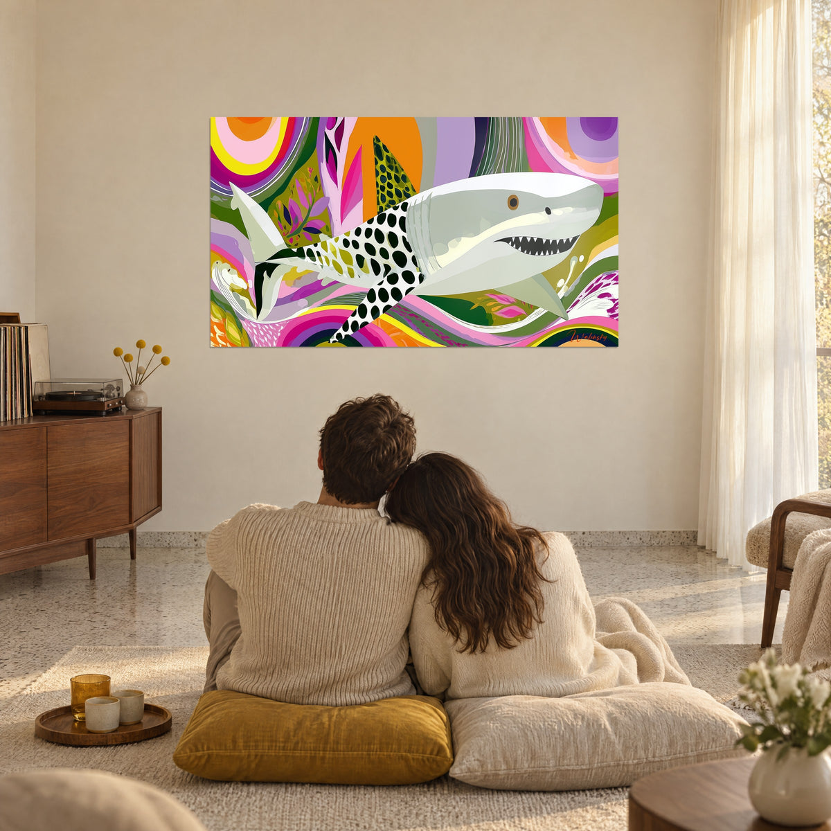 Tableau requin graphique nageant sur des ondes magenta et jaune citron, accroché dans un salon, couple assis au sol