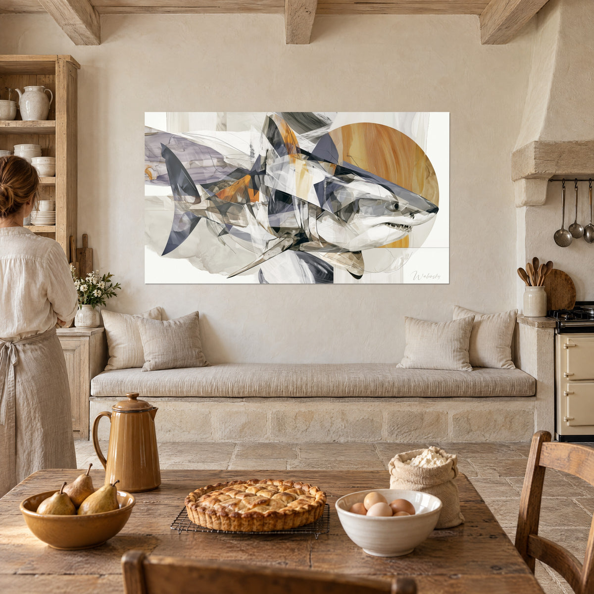Tableau requin abstrait aux plans translucides gris, ivoire et ocre doré, nageoire dorsale sombre, dans une cuisine en pierre