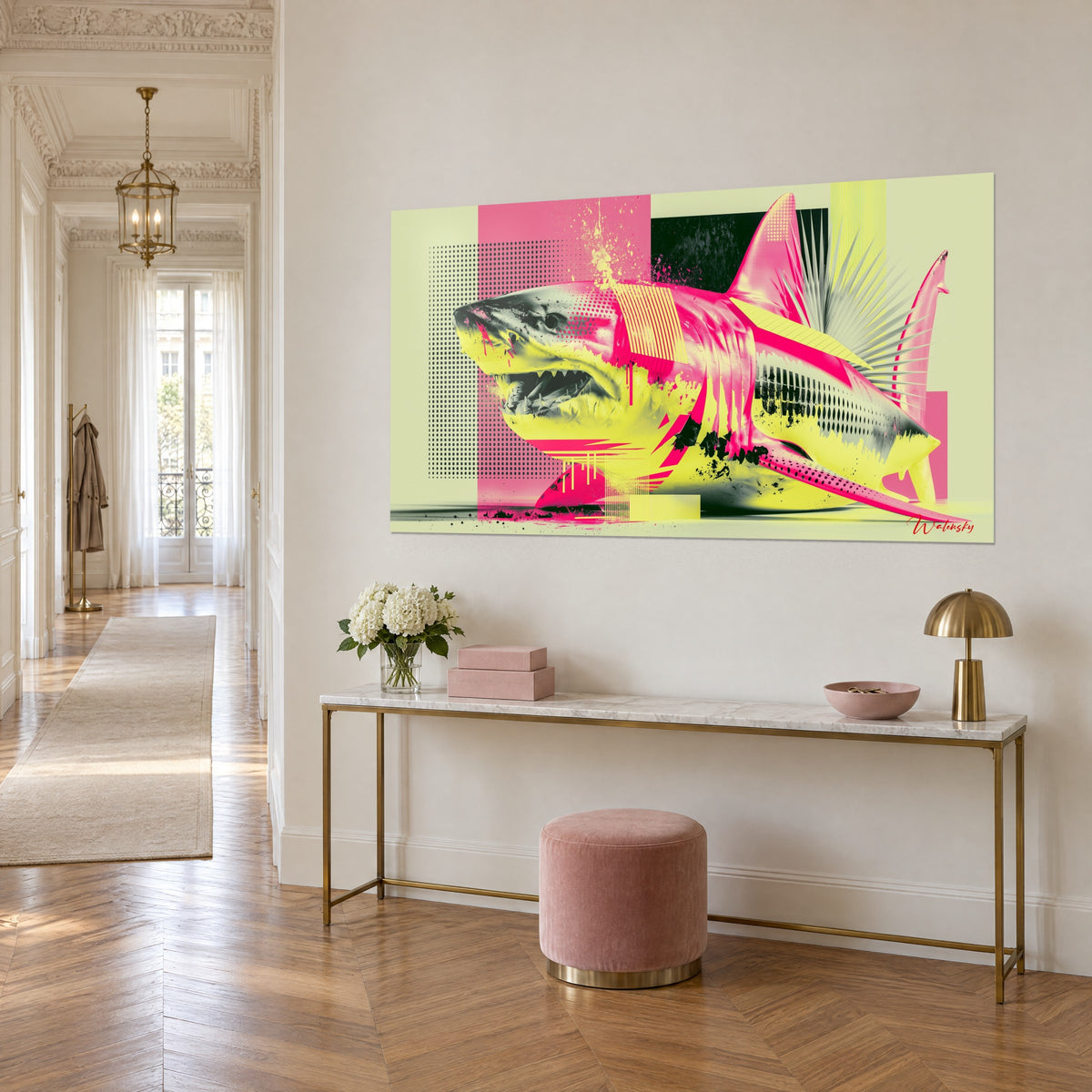 Tableau squale pop art aux aplats roses et jaune acide sur fond vert pâle, vu de biais au-dessus d'une console dorée, couloir haussmannien