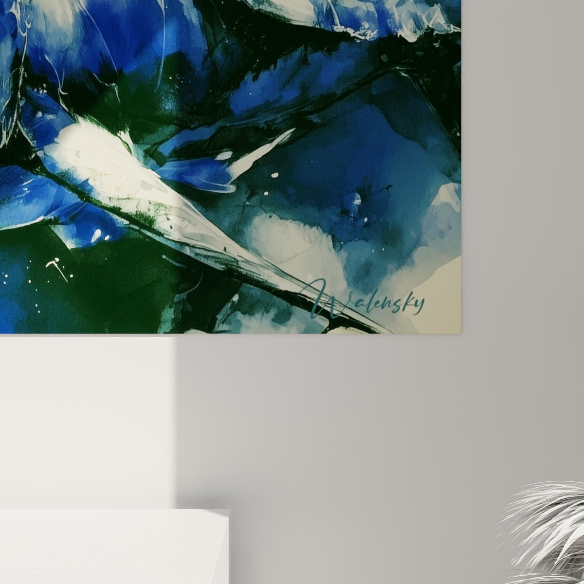 Détail des coulures bleu marine et empâtements ivoire de la peinture de requin, texture aquarelle visible de près