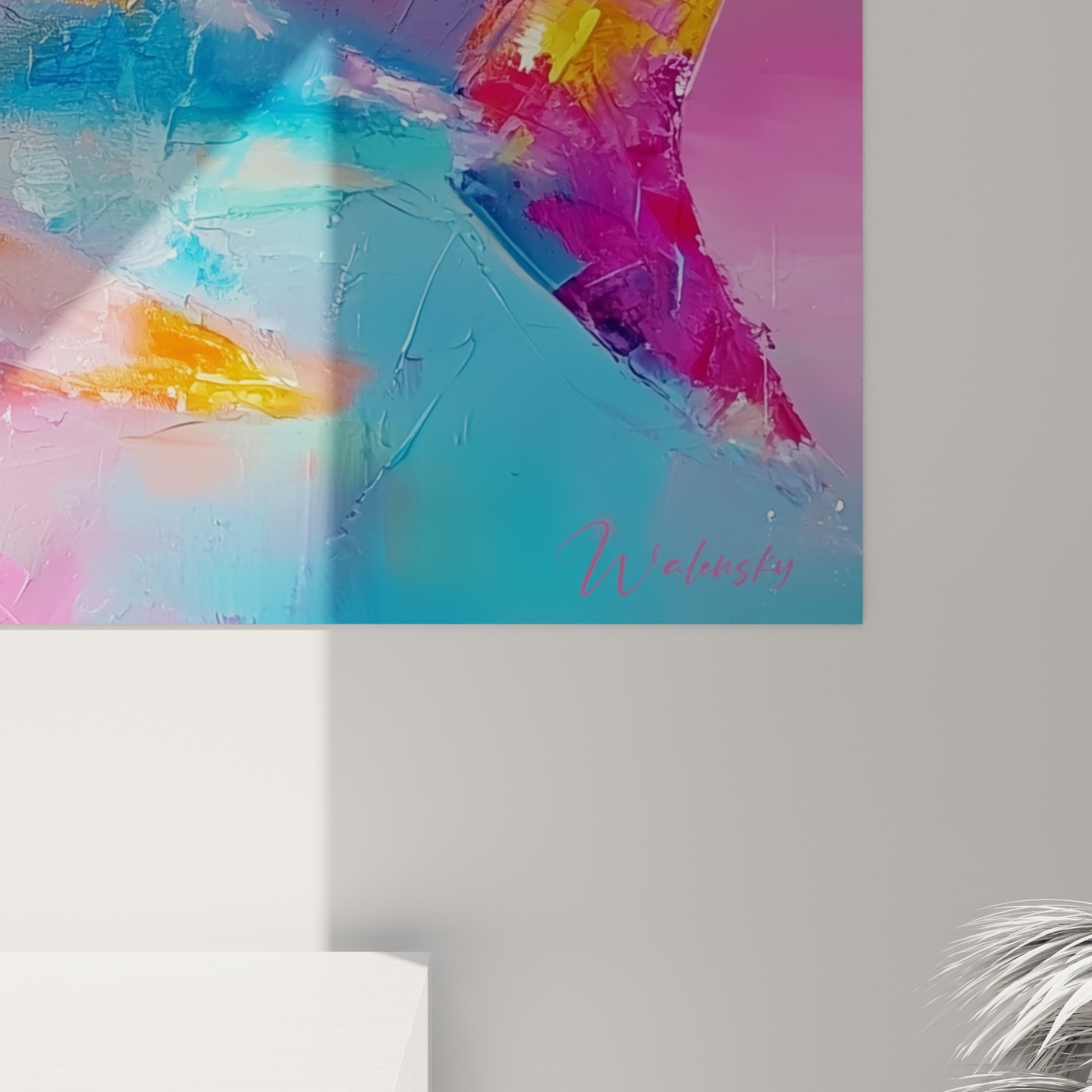Détail des coulures dorées et du grain de peinture épaisse sur l'aileron bleu et rose du requin