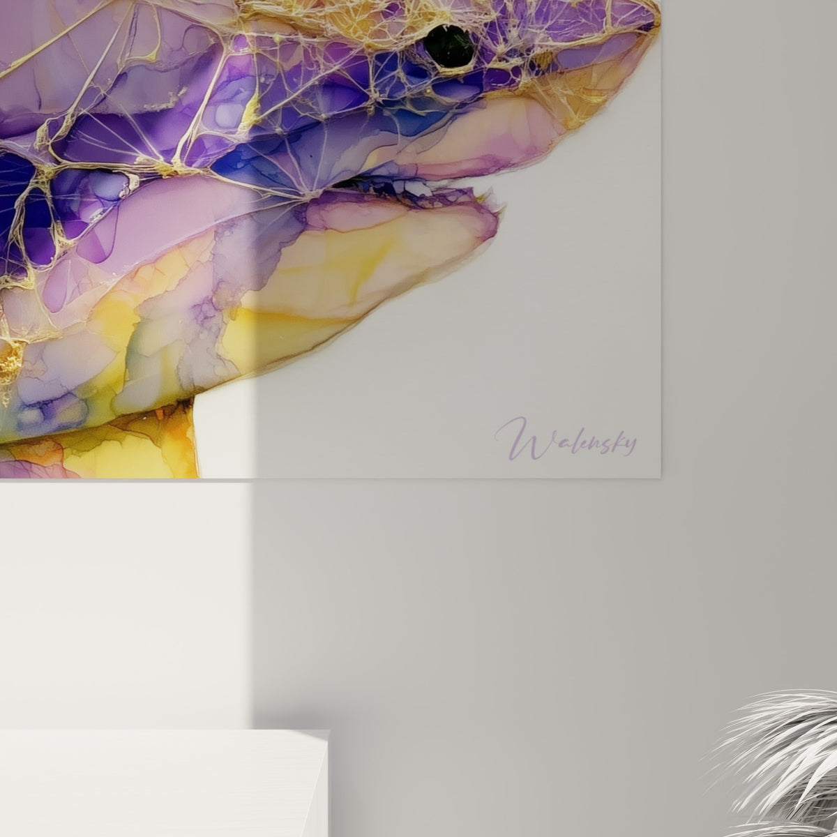 Détail du requin montrant les fines lignes dorées et les fragments violets et ocre entrelacés.