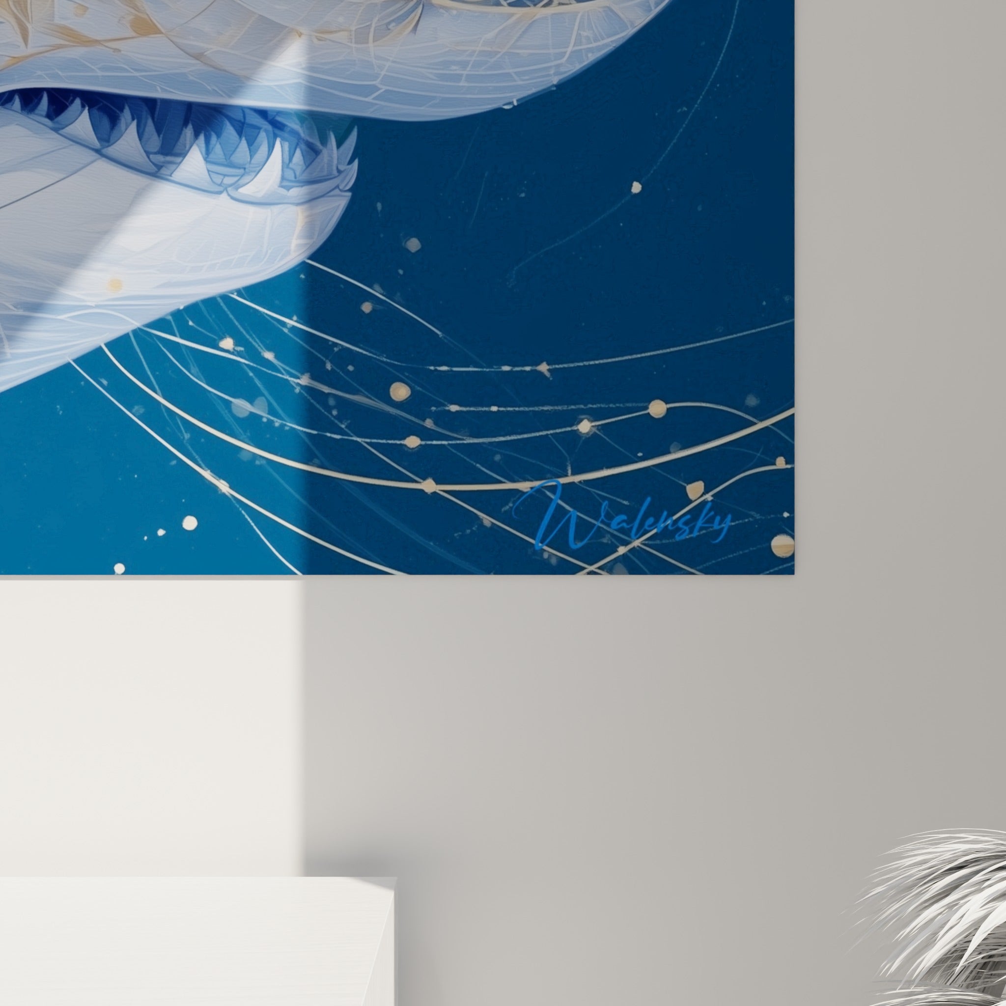 Détail des motifs dorés et de l'écume blanche sur la peau bleu marine du requin, grain de l'impression visible
