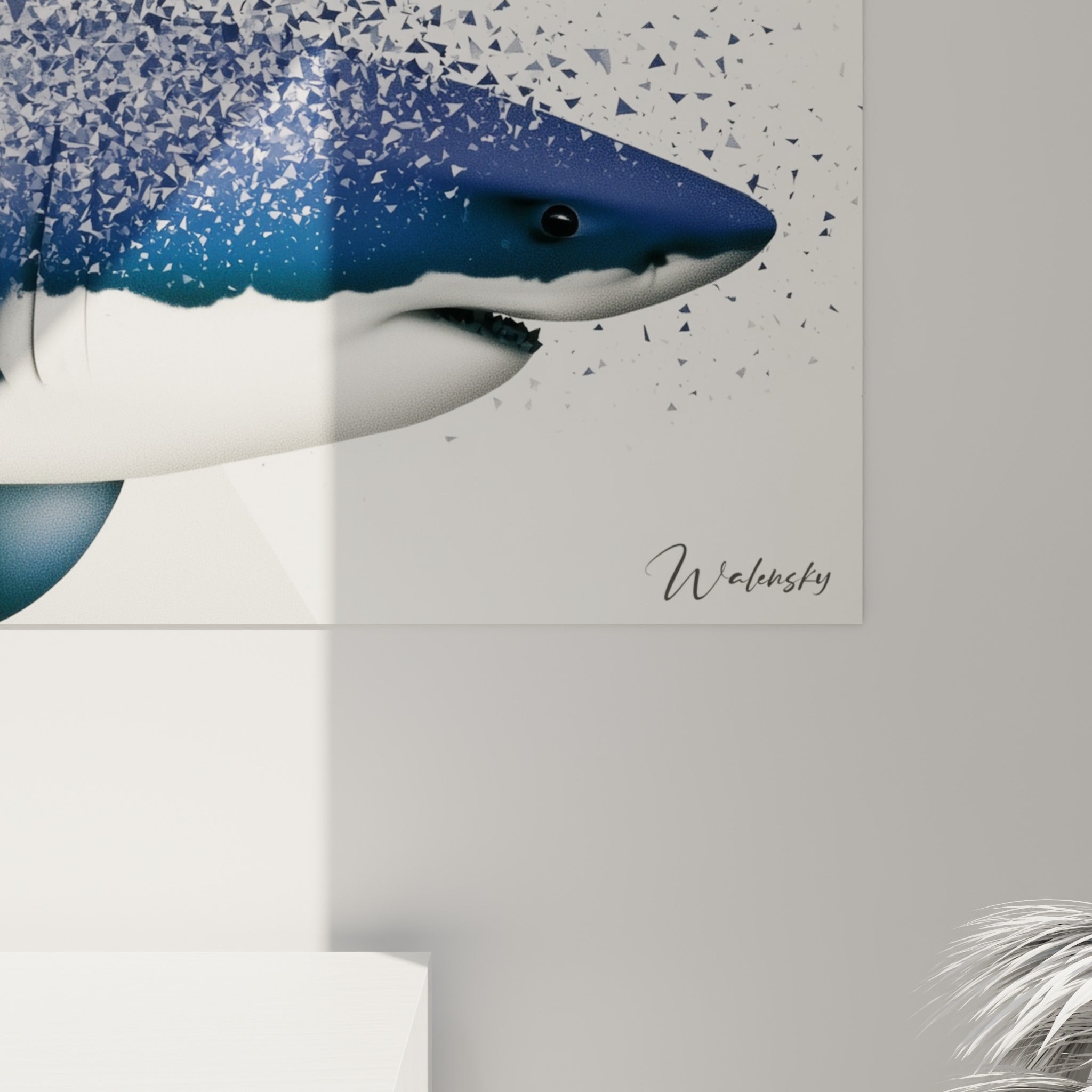 Détail des fragments anthracite et gris se détachant du corps bleu marine du requin, grain et matière visibles