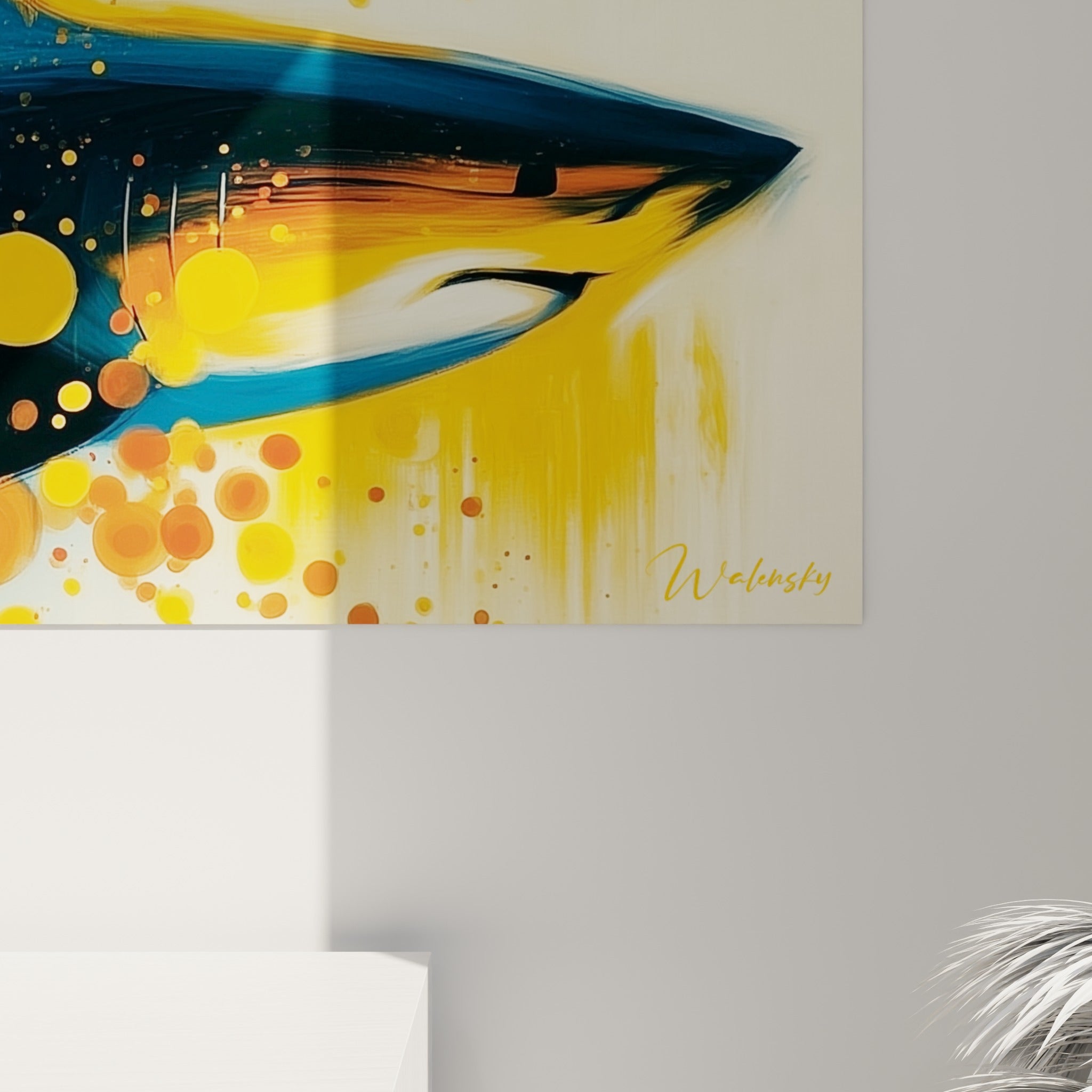 Détail de la toile montrant les coulures bleu marine et les pois orangés texturés du requin peint