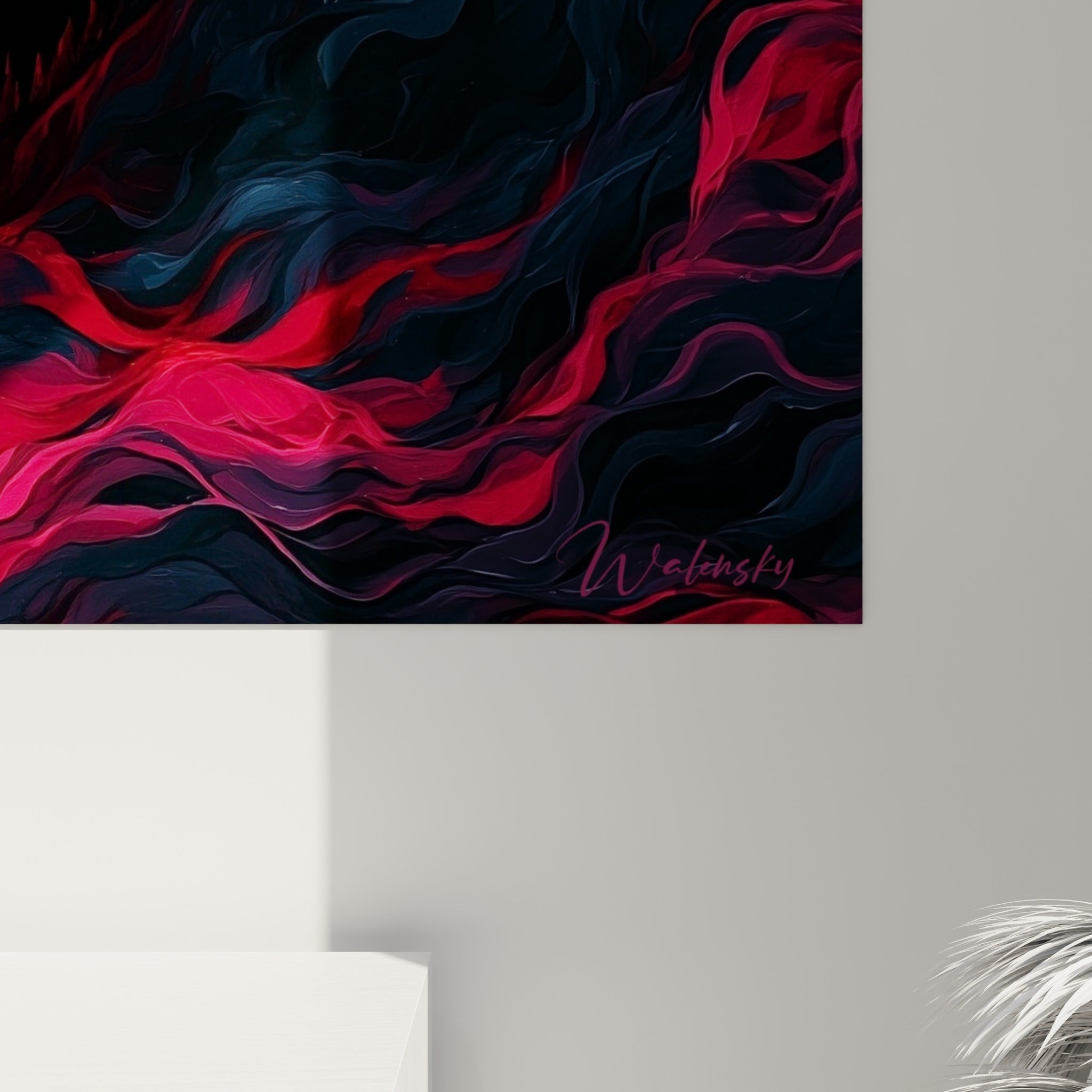 Détail des crocs rouge vif et du grain pictural anthracite sur la toile du requin accrochée