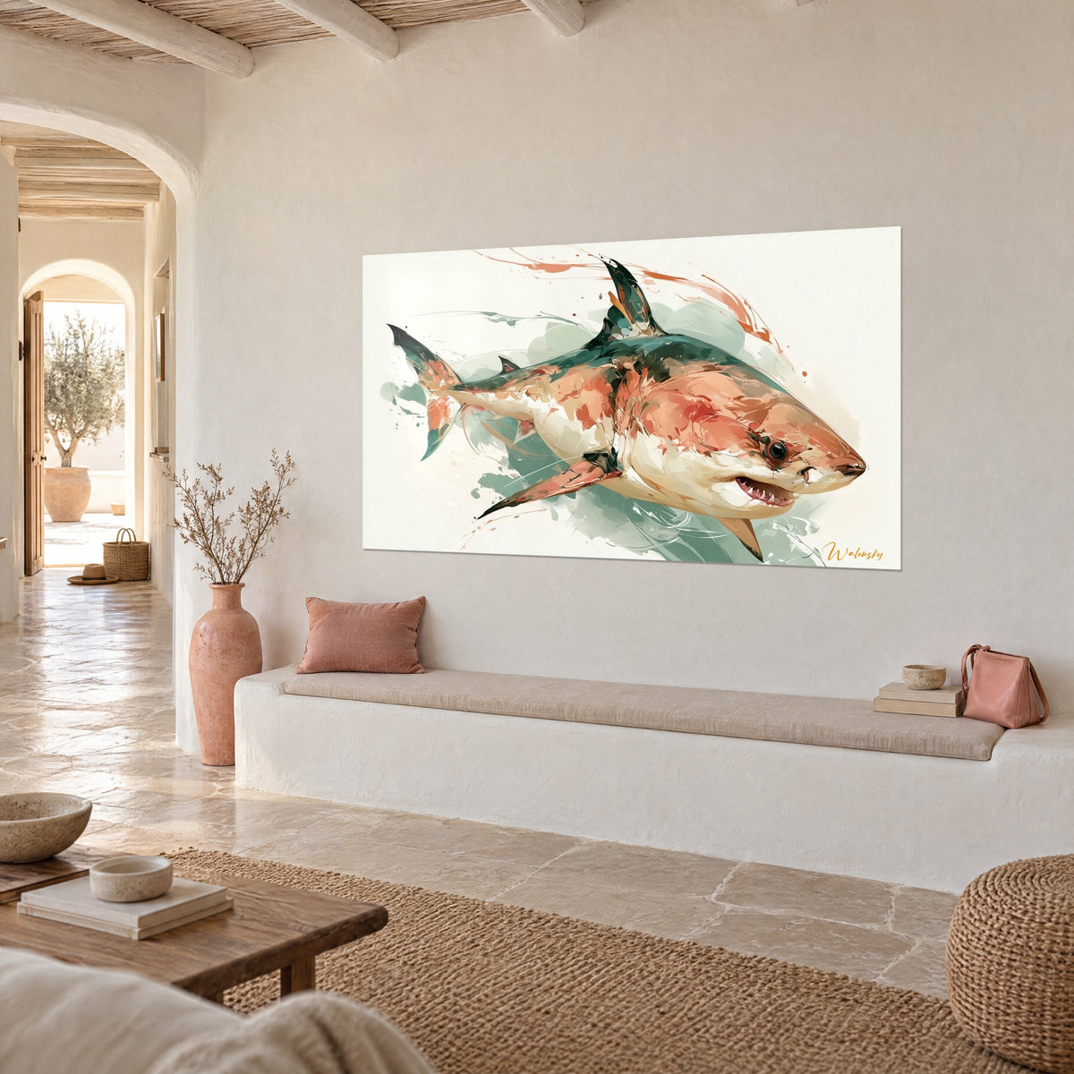 Tableau squale nageant en pleine eau, dos vert sapin et ventre ivoire, taches corail, vu de biais sur un mur crépi, banquette blanche
