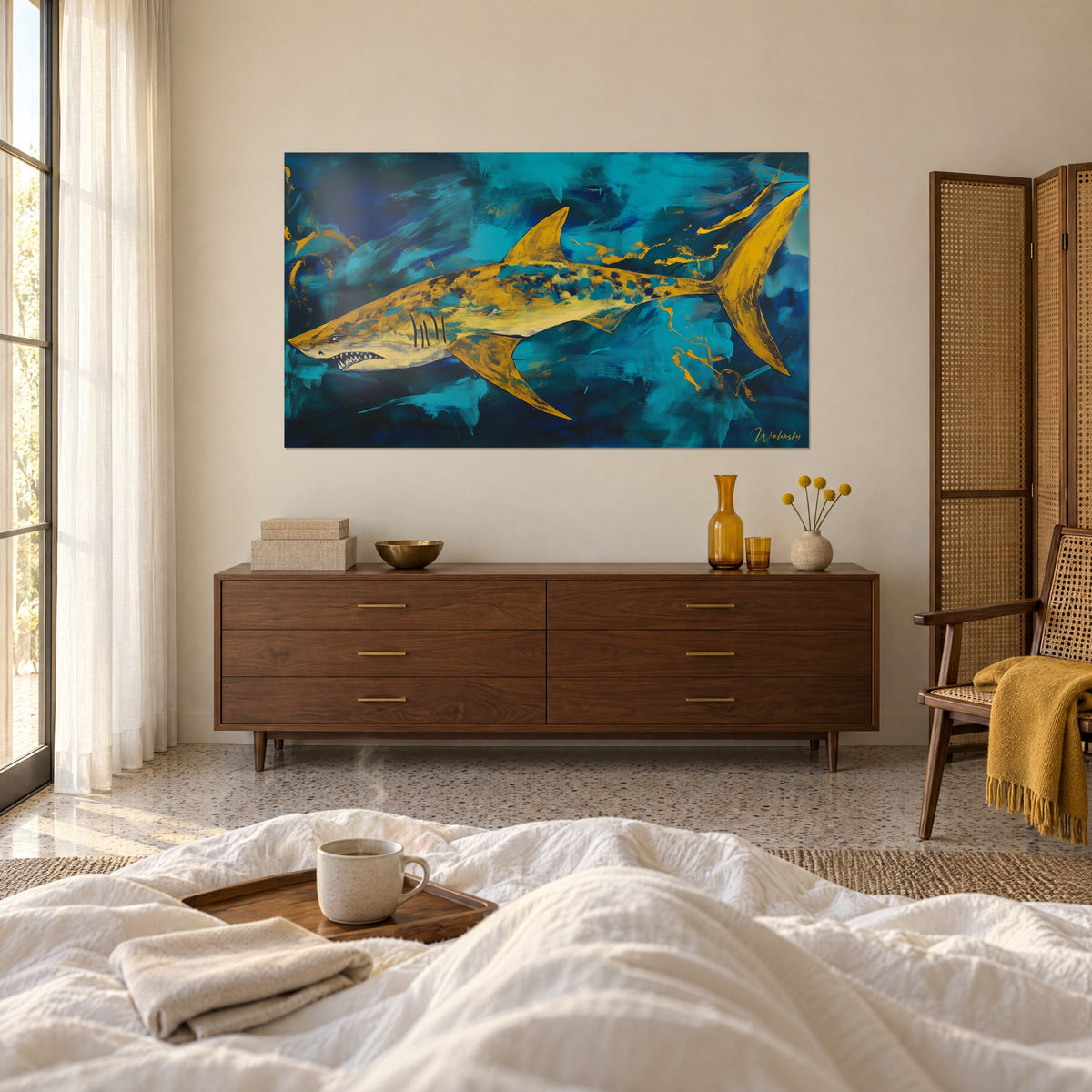 Tableau grand prédateur marin jaune moutarde aux dents blanches, nageant dans un bleu profond strié de turquoise, au-dessus d'un lit dans une chambre claire