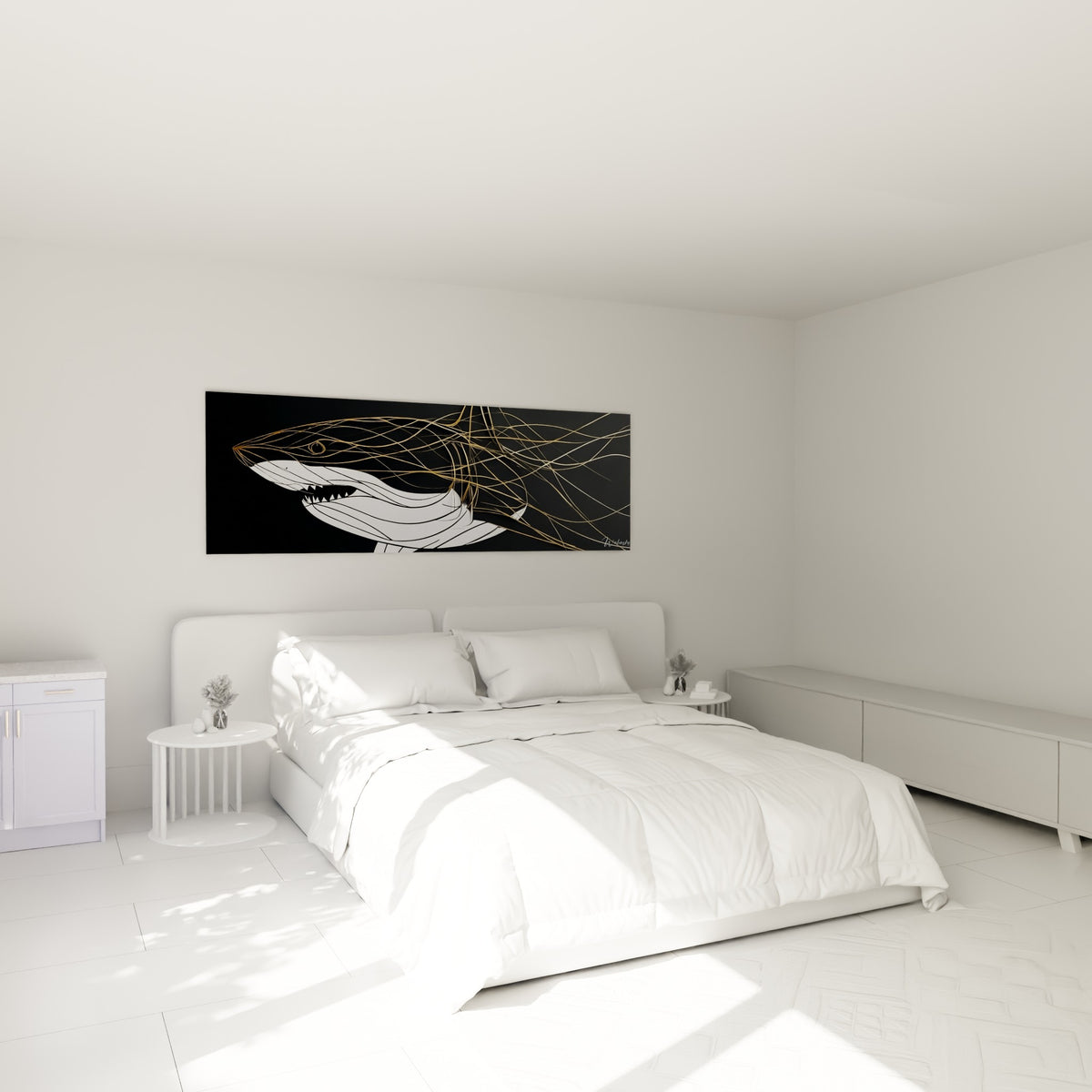Créature marine blanche et dorée aux lignes fines, accrochée au-dessus d'un lit dans une chambre claire