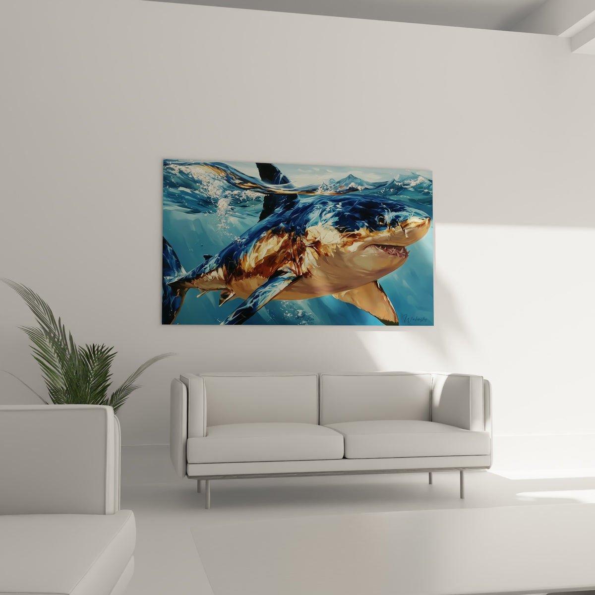 Requin doré et bleu marine traversant les eaux, suspendu au-dessus d'un canapé dans un salon lumineux
