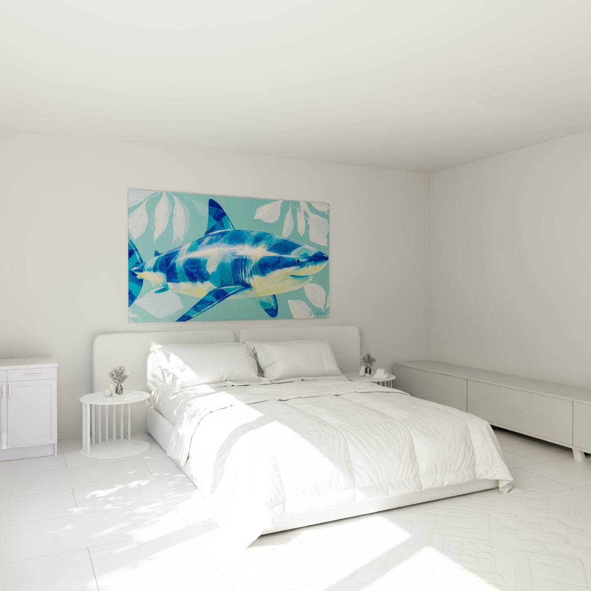Silhouette de requin bleu et blanc facetté accrochée au-dessus d'un lit dans une chambre claire