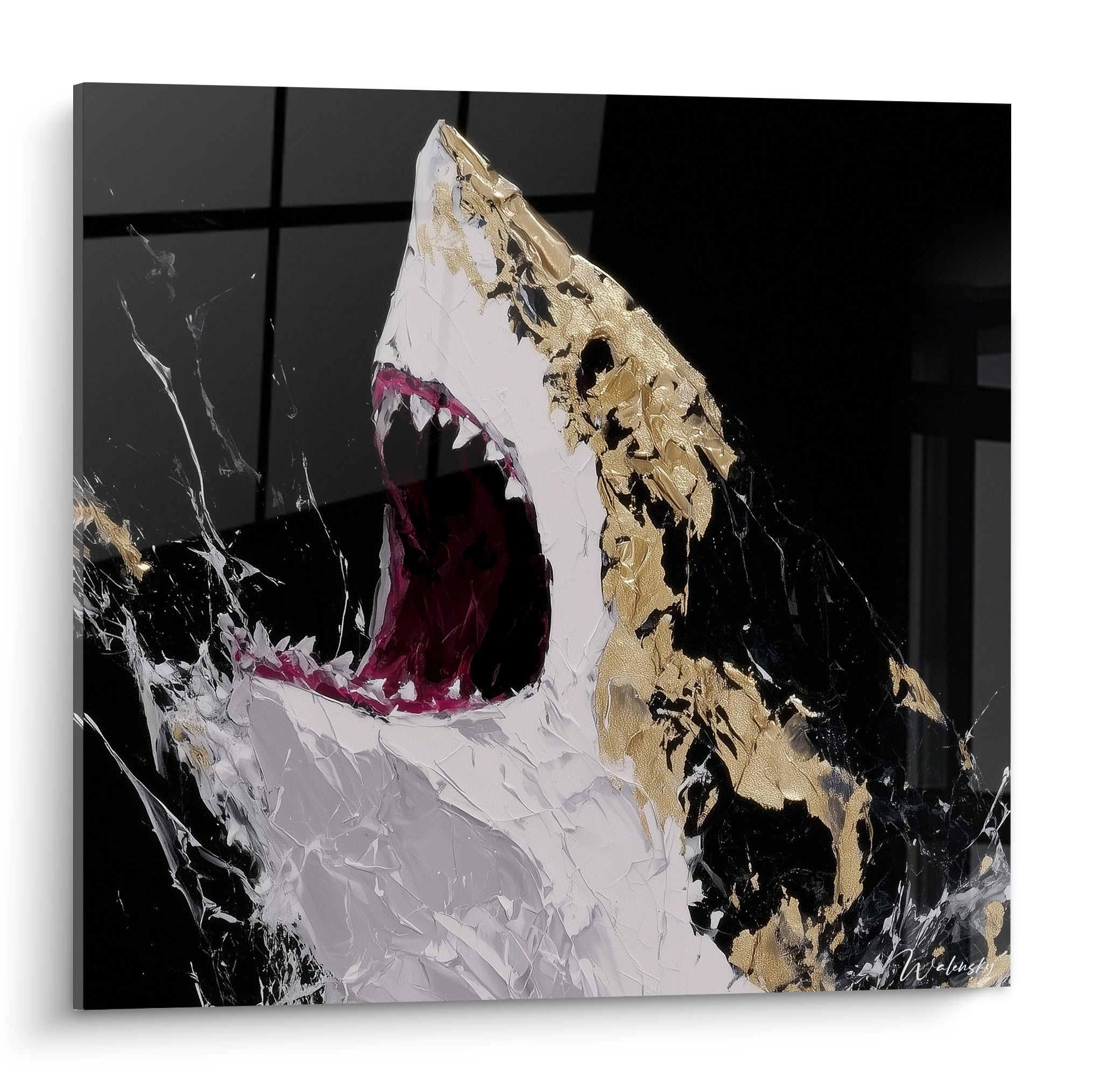Requin en pleine attaque, gueule rouge grenat, corps blanc texturé et doré sur fond noir marbré