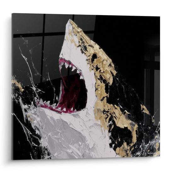 Requin en pleine attaque, gueule rouge grenat, corps blanc texturé et doré sur fond noir marbré
