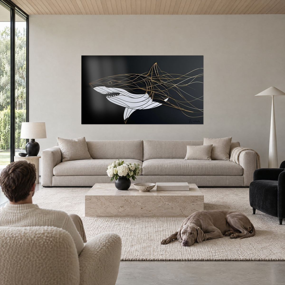Tableau requin blanc aux traits dorés fendant un fond noir, au-dessus d'un canapé dans un salon lumineux