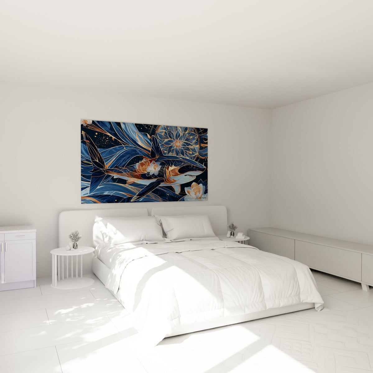 Requin doré aux motifs floraux bleu marine placé au-dessus d'un lit dans une chambre claire