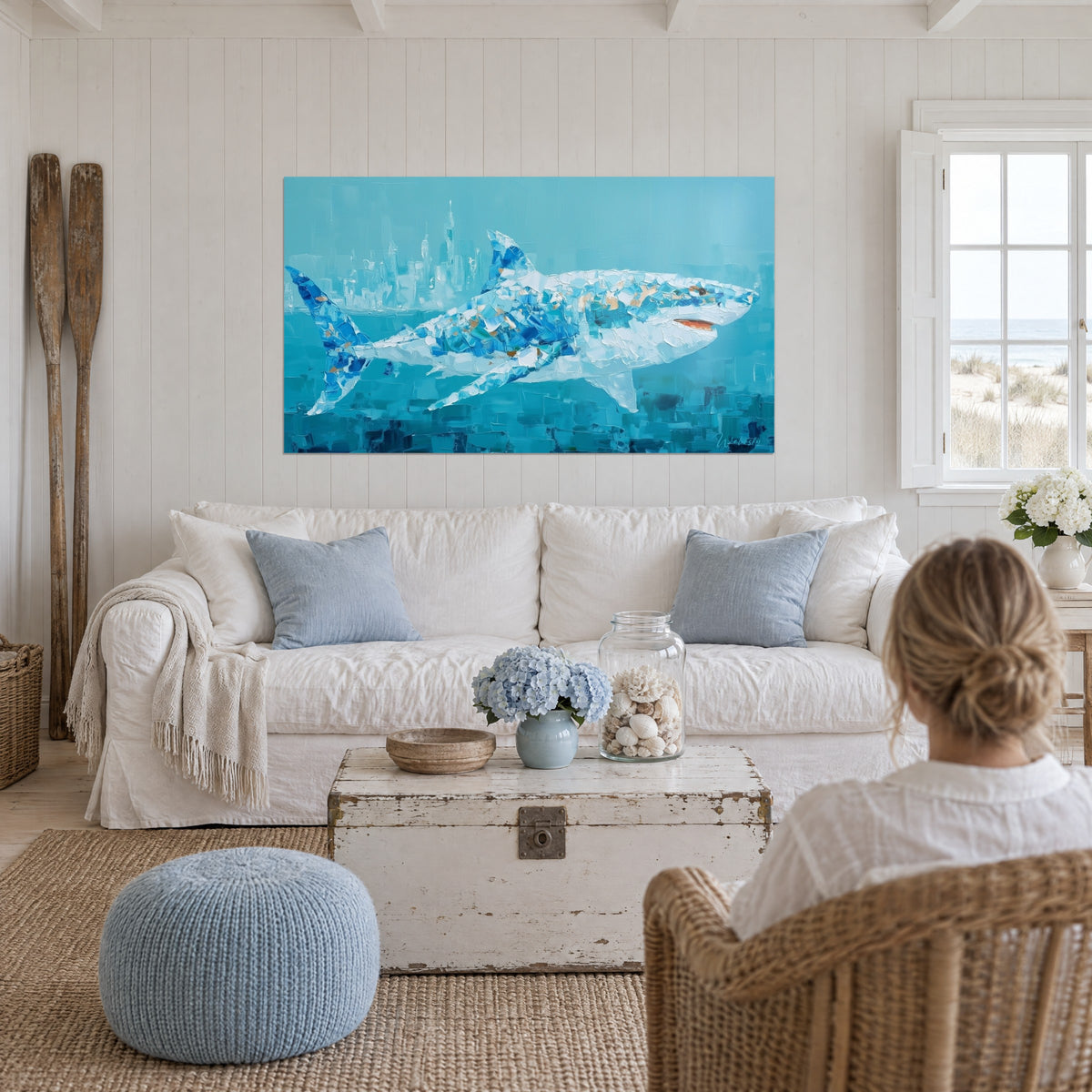 Tableau requin blanc aux écailles bleues sur fond turquoise, skyline noyée, au-dessus d'un canapé dans un salon lumineux
