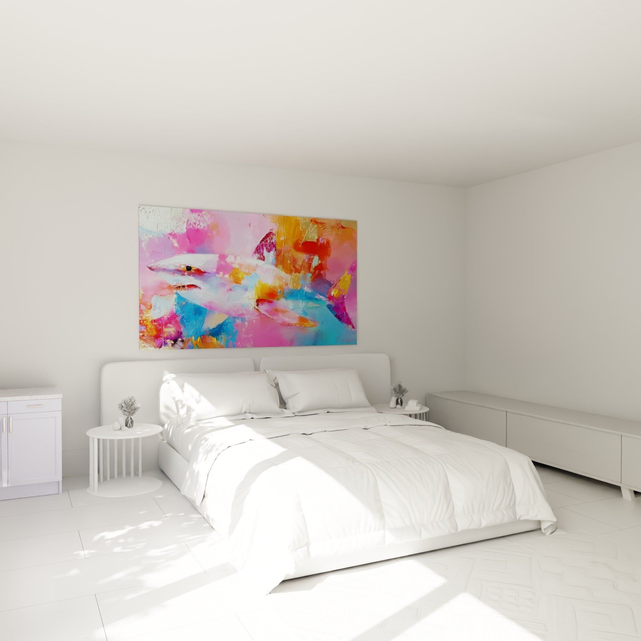 Silhouette de requin rose et doré peinte au couteau, accrochée au-dessus d'un lit dans une chambre claire