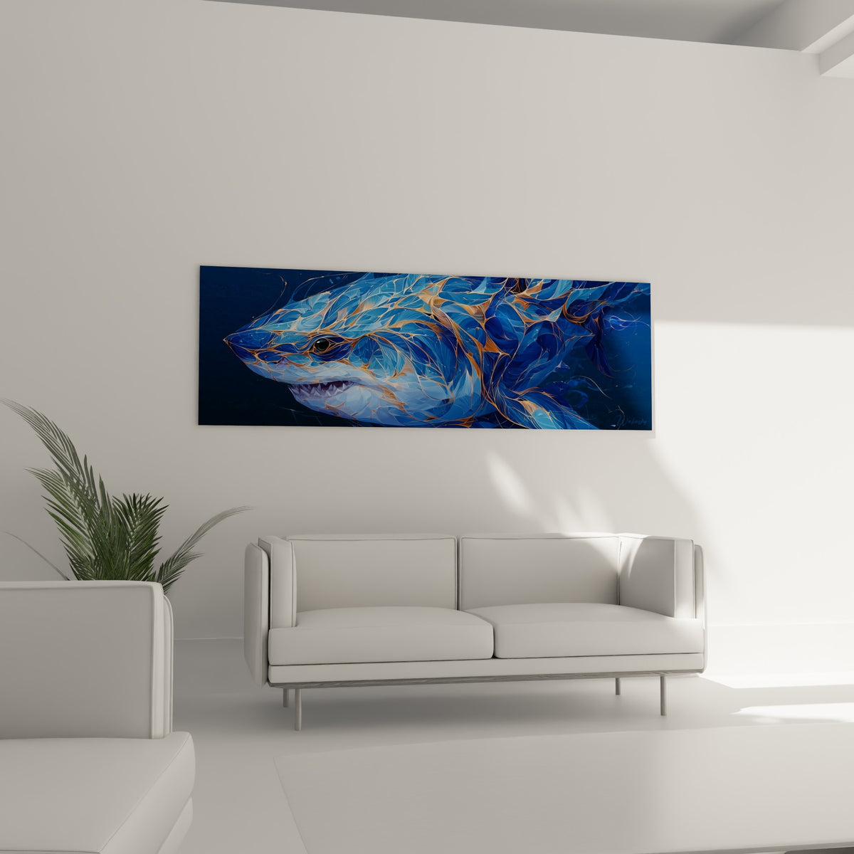 Prédateur bleu et cuivré aux écailles sculptées, mâchoire visible, au-dessus d'un canapé dans un salon lumineux