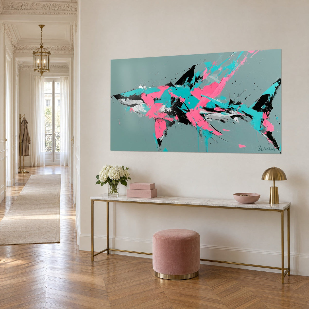 Tableau squale aux fragments noirs tranchants, rose vif et turquoise, au-dessus d'une console dorée, vue de trois-quarts