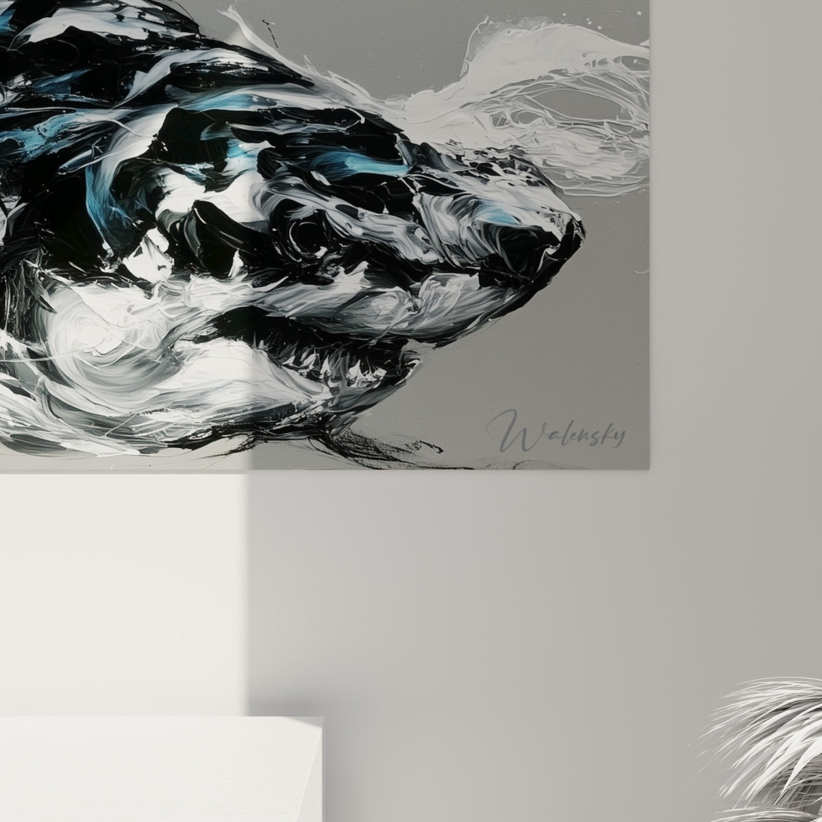 Empâtements noirs, blancs et bleu marine se mêlant sur la peau texturée du requin en gros plan