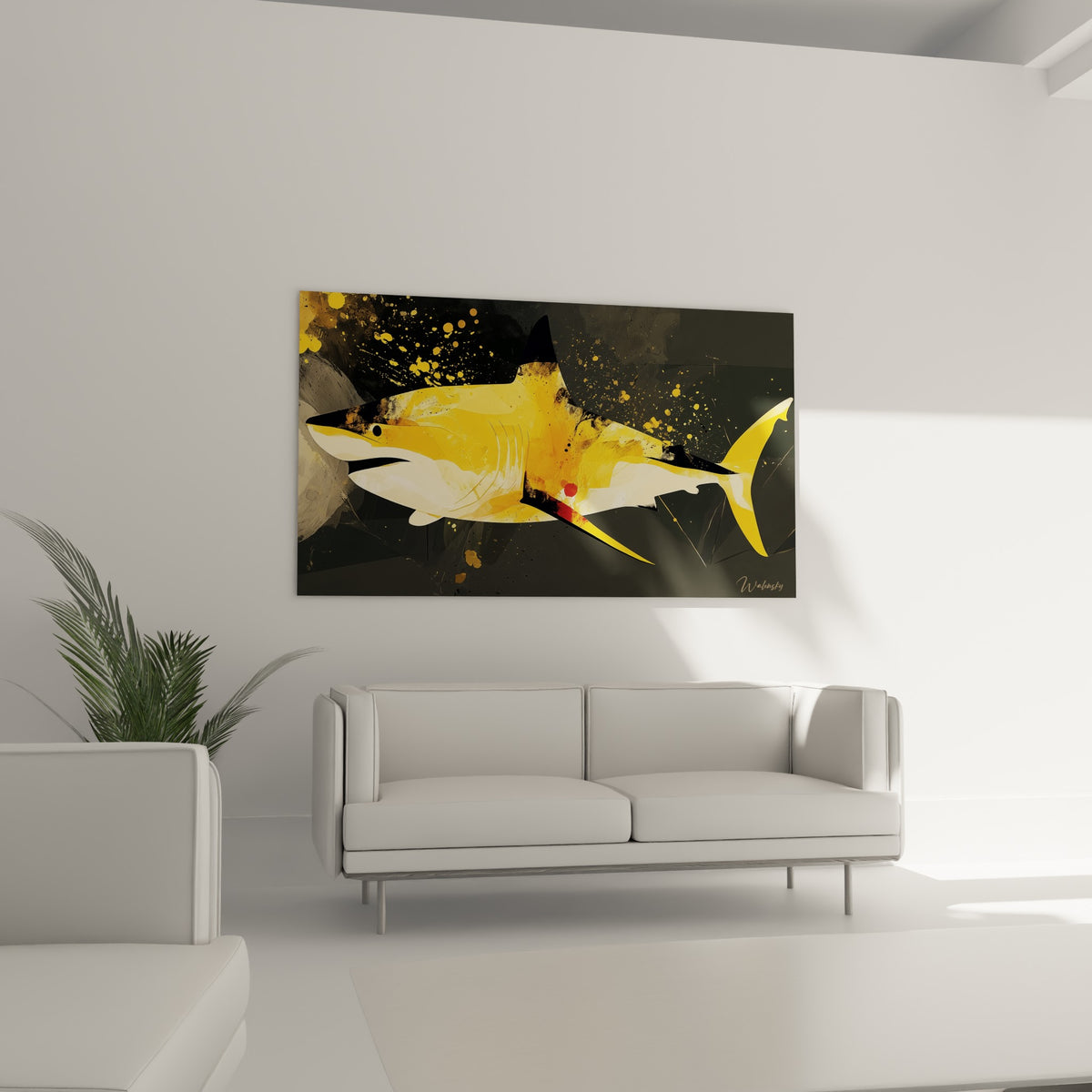 Corps jaune vif du requin traversé de coulures noires, accroché au-dessus d'un canapé dans un salon lumineux