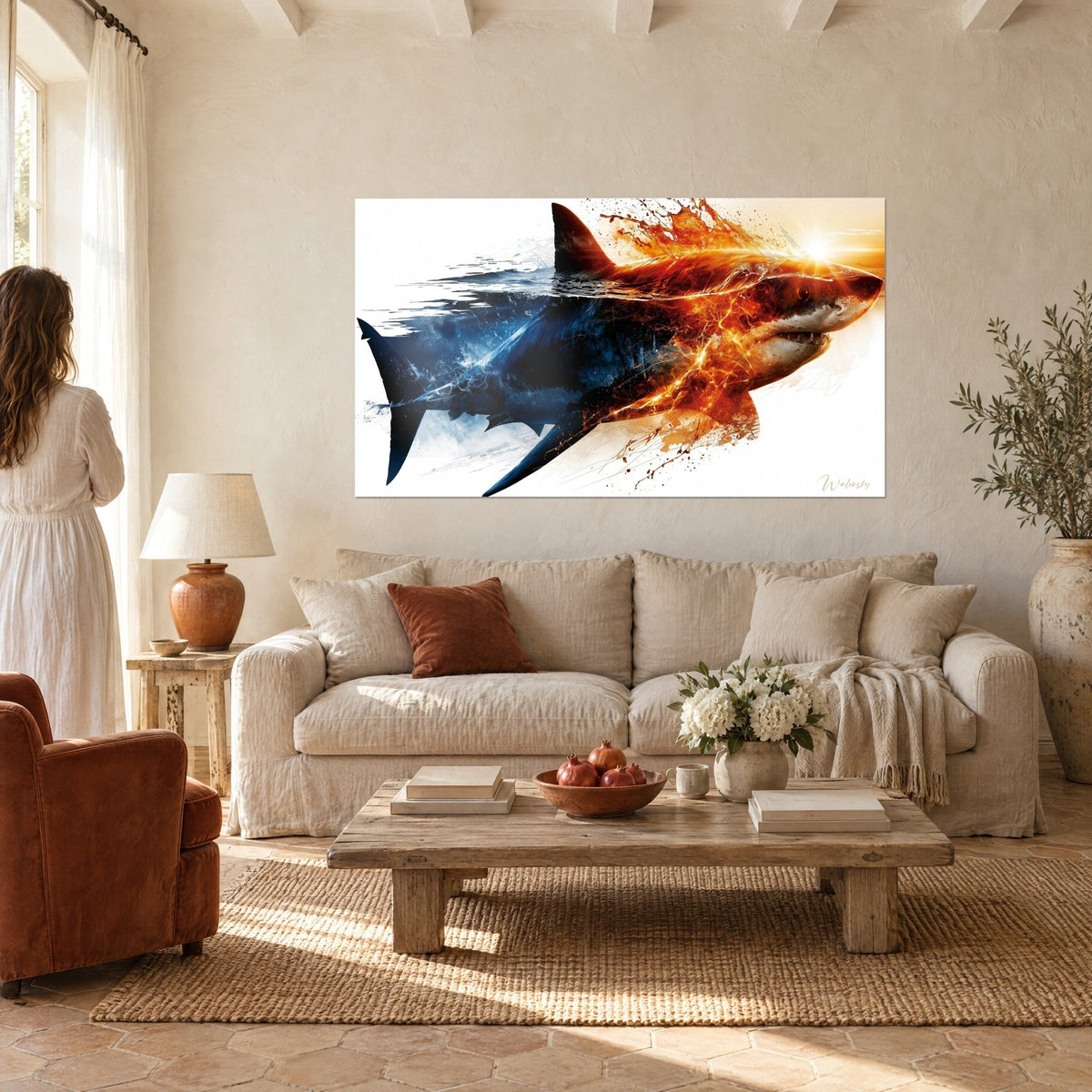 Tableau requin mi-bleu marine mi-orange embrasé, éclairs de lave, au-dessus d'un canapé dans un salon lumineux
