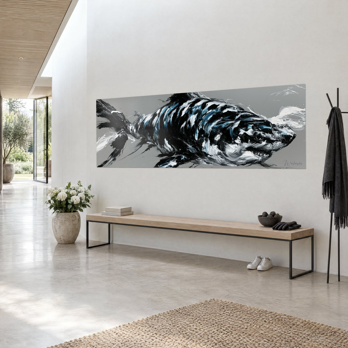 Quadro squalo scuro in pennellate a spatola nere e blu petrolio su fondo grigio perla, pinna caudale lacerata, vista di tre quarti