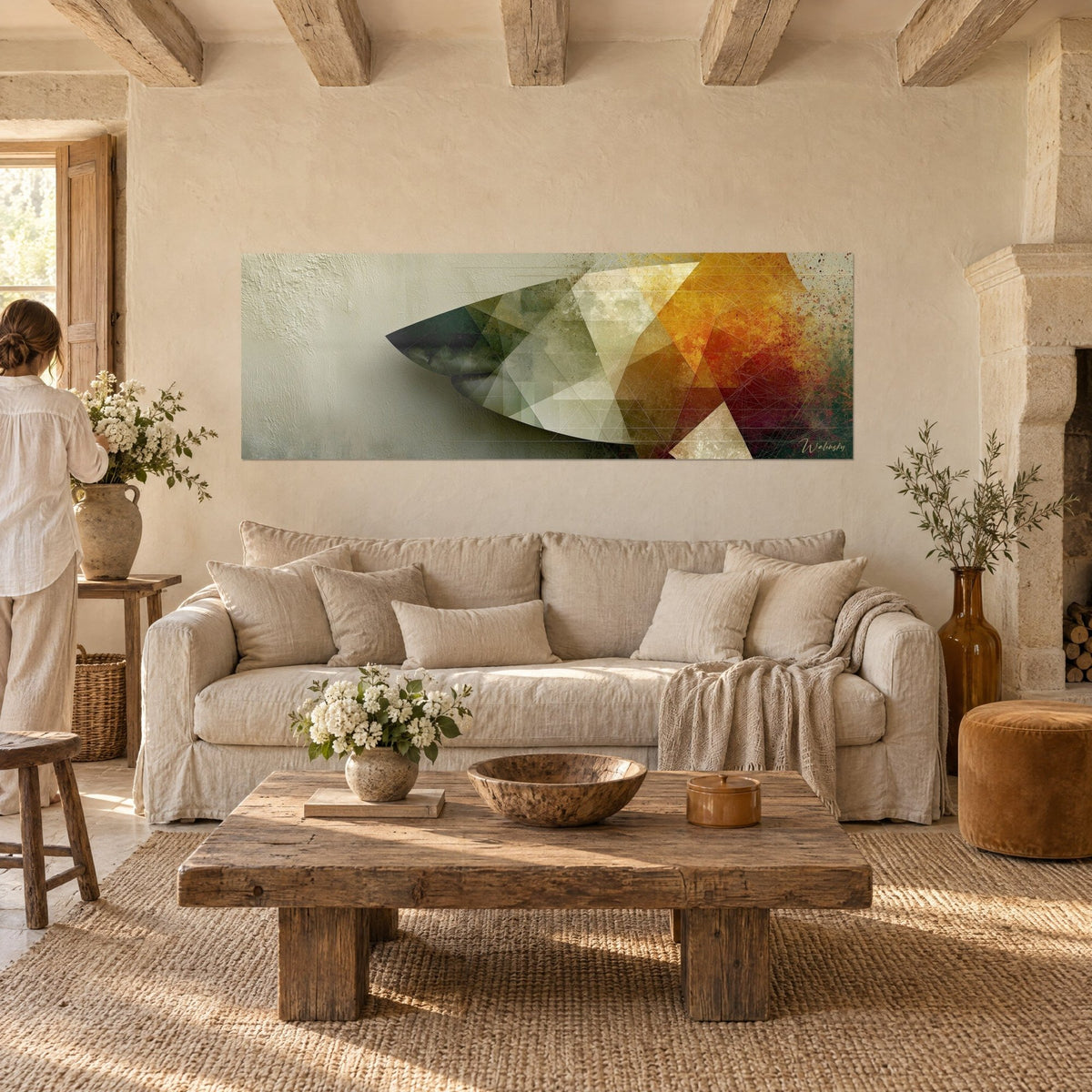 Quadro squalo che emerge da una parete crema, sfaccettature triangolari verde abete e ocra arancio, sopra un divano in un soggiorno luminoso