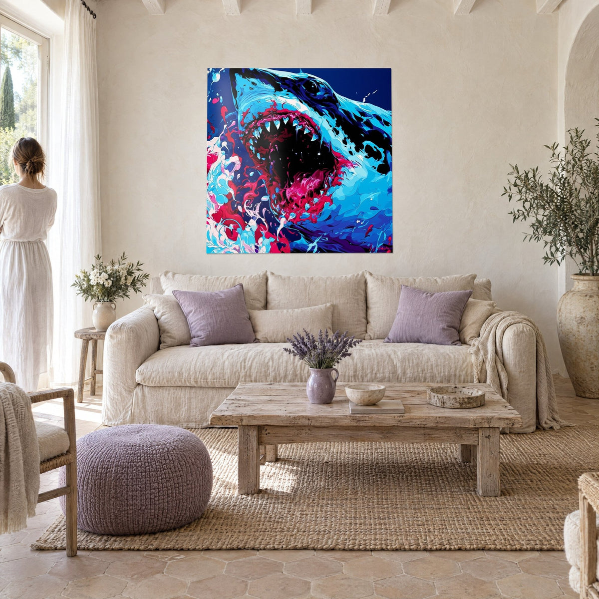 Schilderij grote witte haai met open bek, ivoren tanden en fel roze schuim op een nachtblauwe achtergrond, boven een bank in een lichte woonkamer