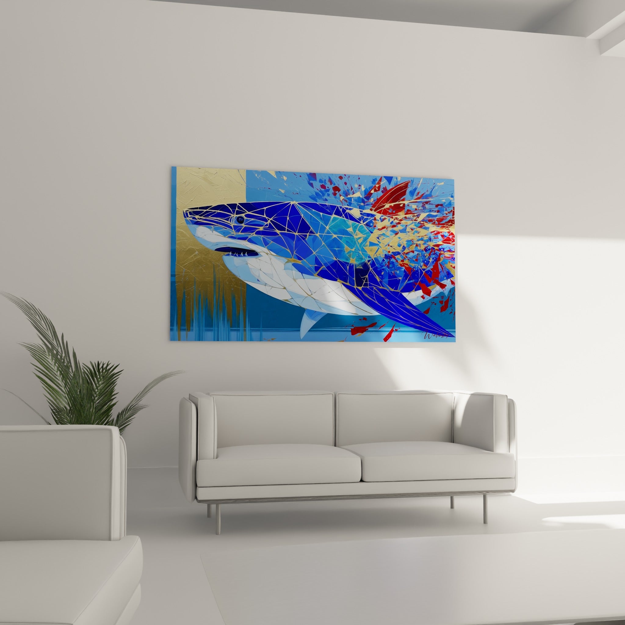 Requin anthracite et doré à la structure géométrique, au-dessus d'un canapé dans un salon lumineux