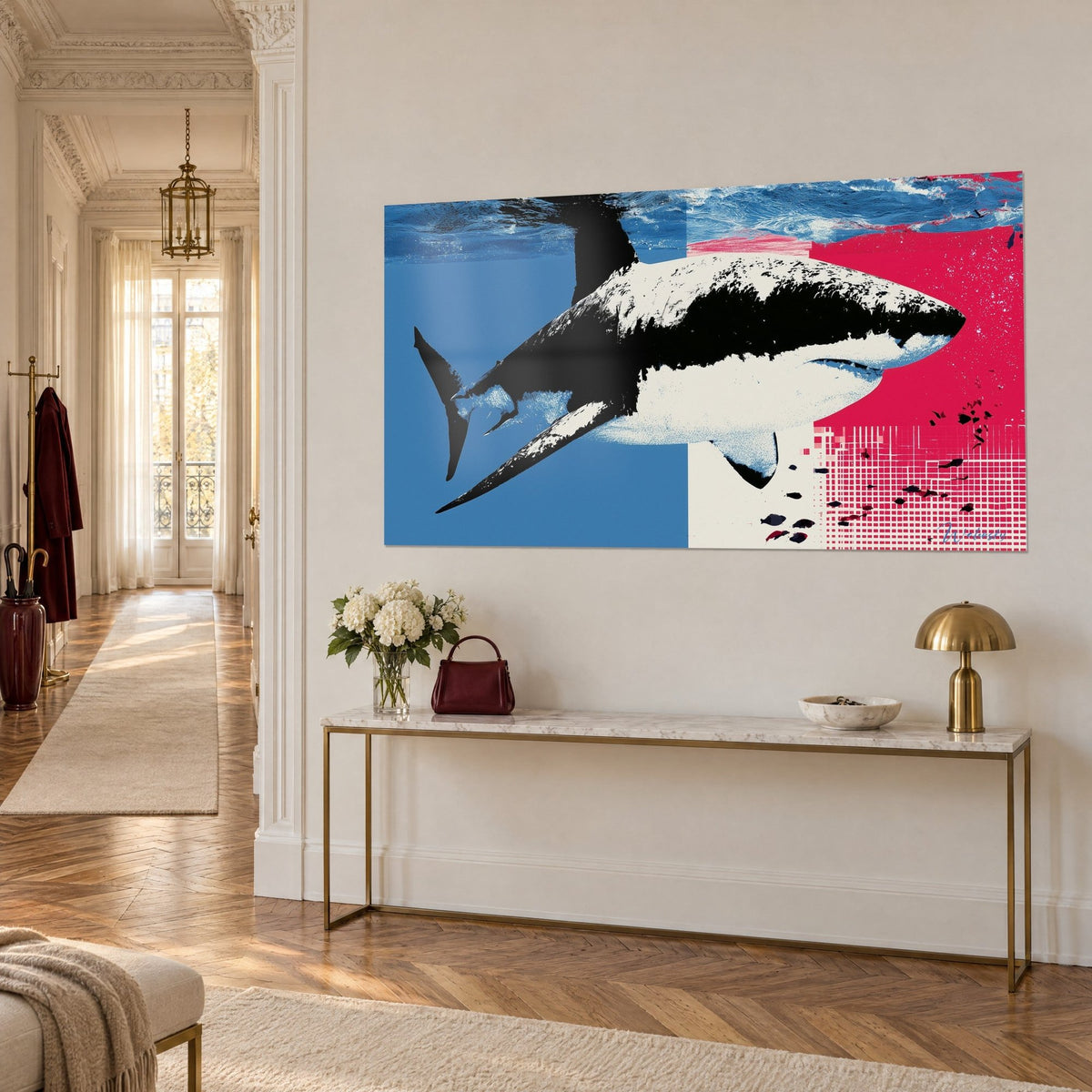 Gemälde Schwarz-elfenbeinfarbener Hai, abtauchend vor blauem und fuchsiafarbenem Hintergrund, dreiviertelansicht über einer goldenen Konsole im Haussmann-Stil