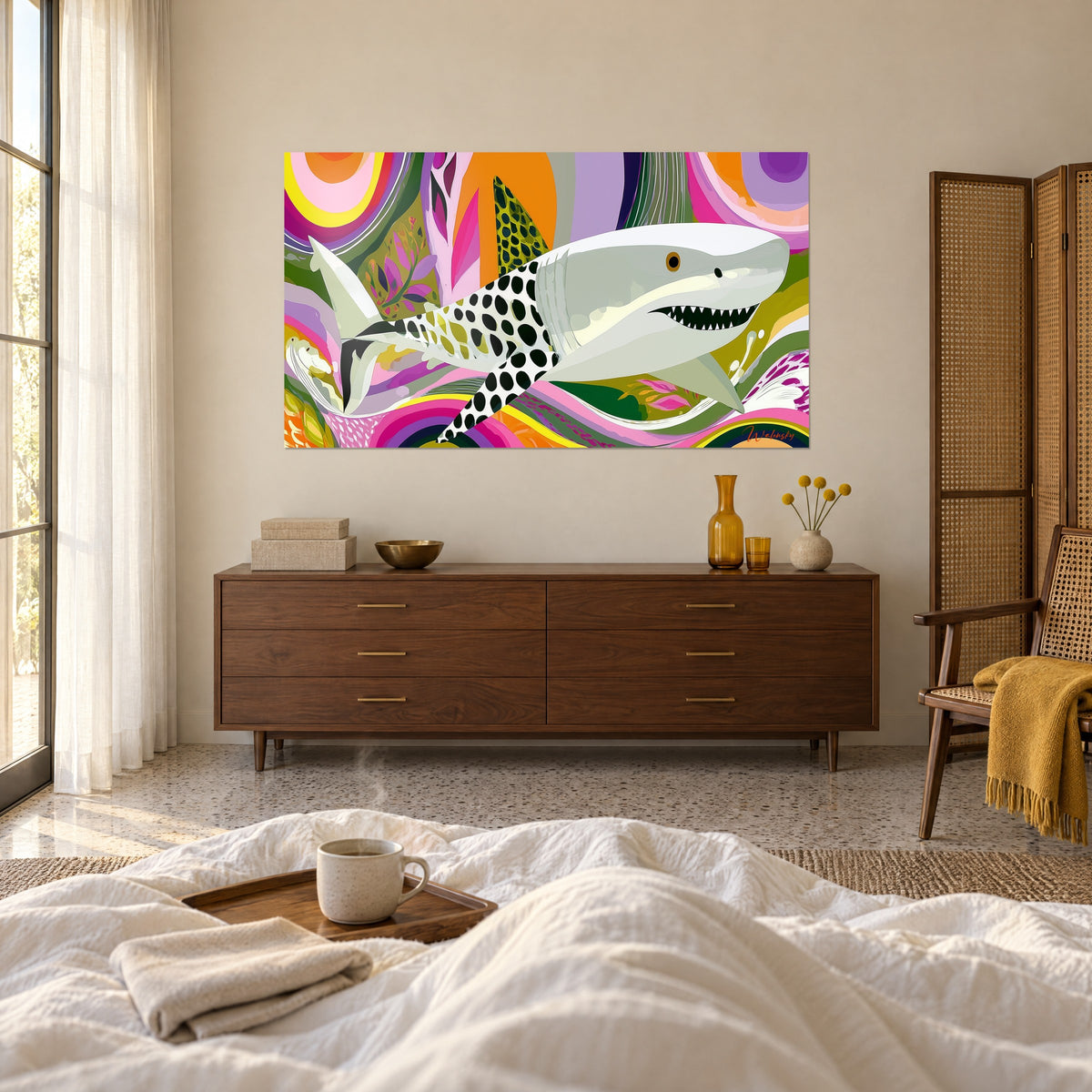 Tableau poisson prédateur gris clair moucheté de noir, spirales violettes et orange, au-dessus d'un lit dans une chambre claire